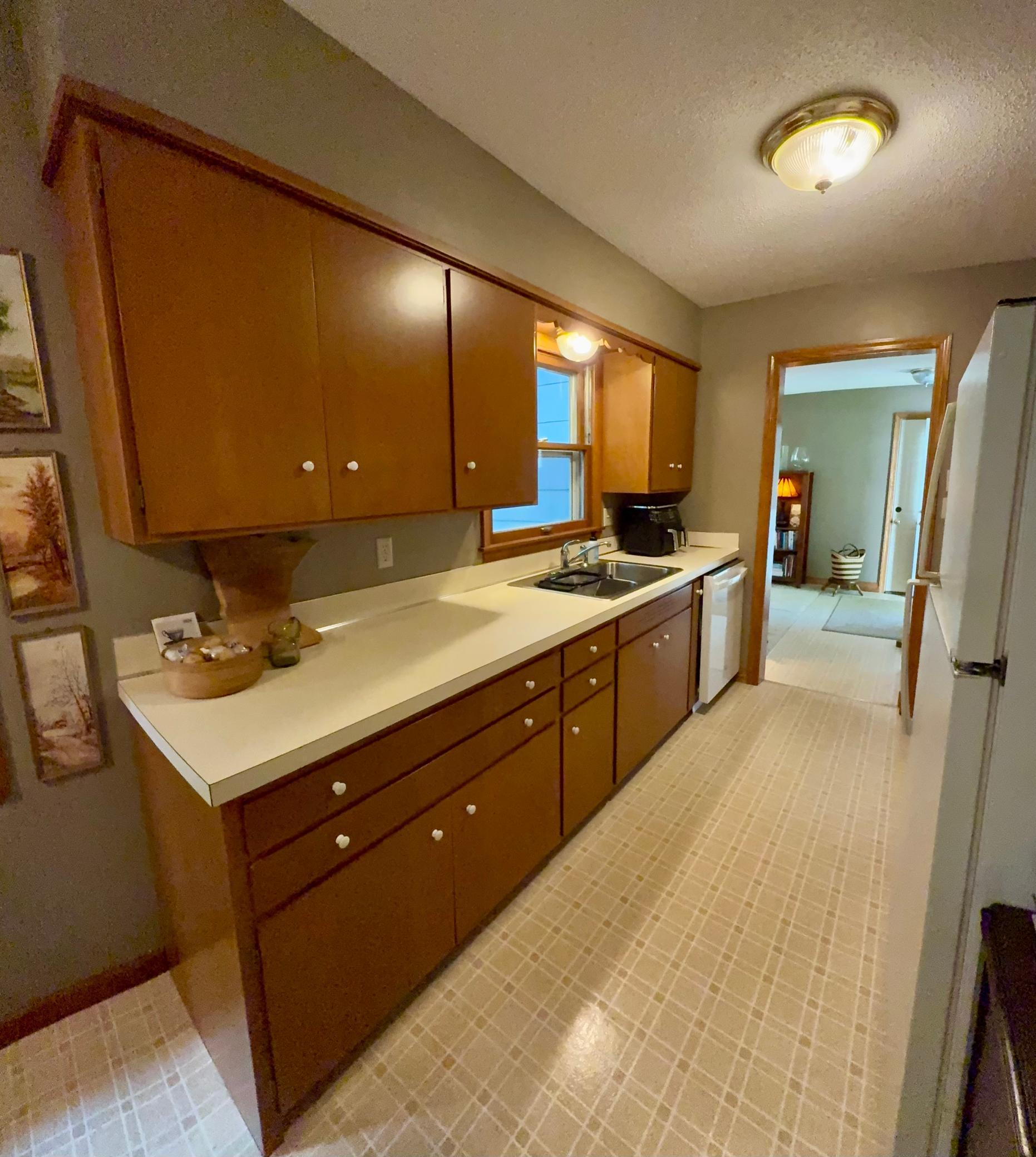 1960 single family home for sale at 1583 E Shore Drive in Detroit Lakes, MN — 4 bed, 2 bath (photo 15 of 41)