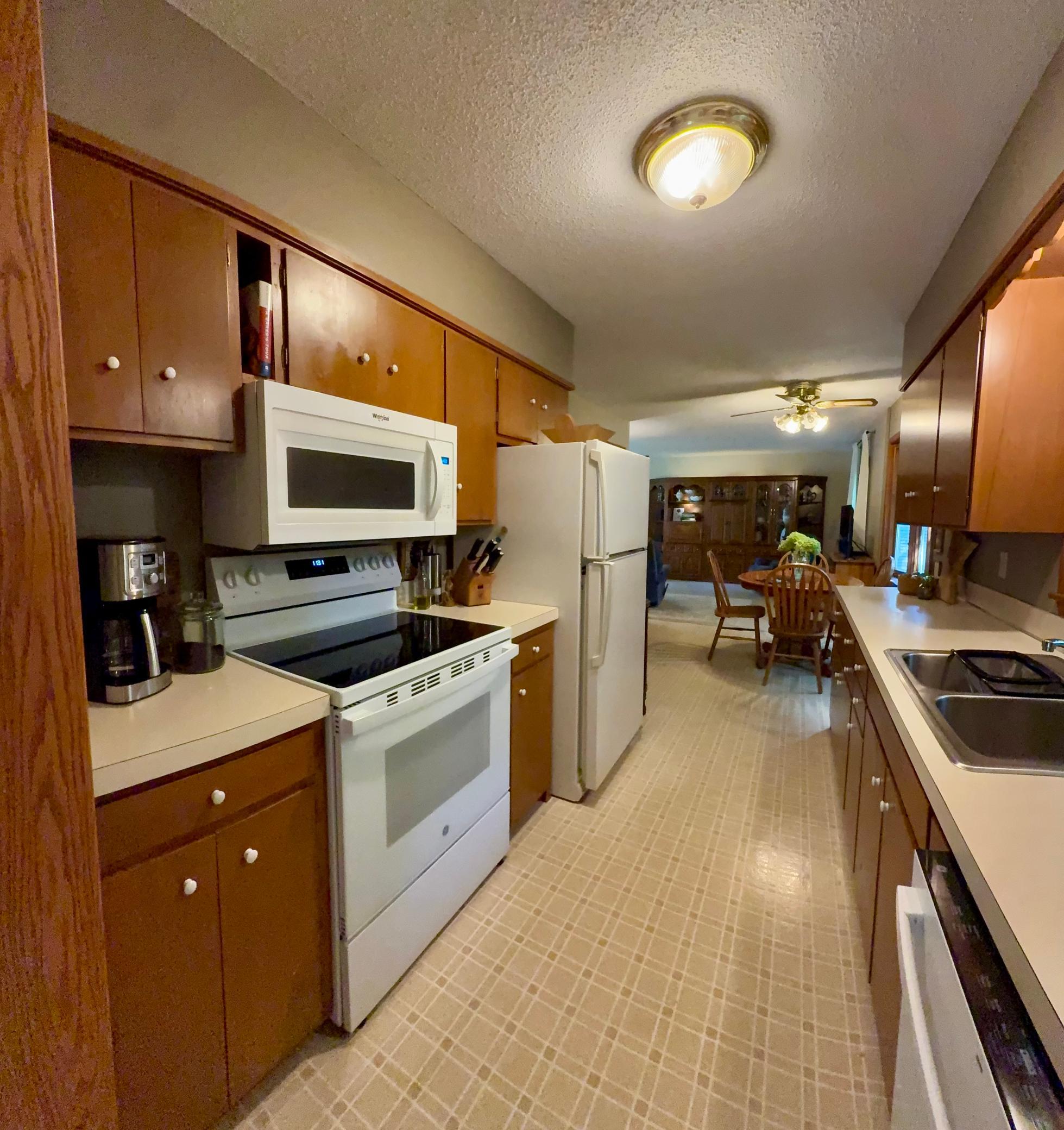 1960 single family home for sale at 1583 E Shore Drive in Detroit Lakes, MN — 4 bed, 2 bath (photo 16 of 41)