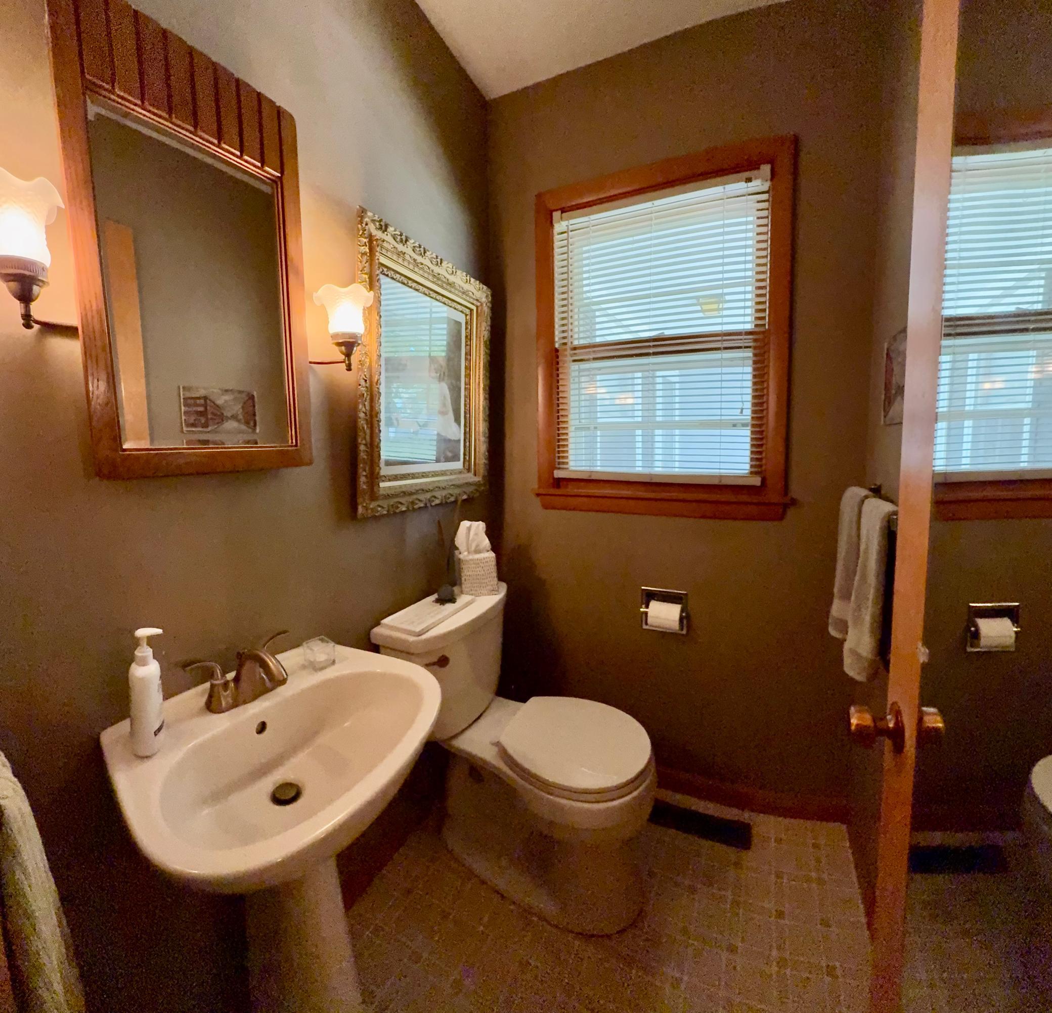 1960 single family home for sale at 1583 E Shore Drive in Detroit Lakes, MN — 4 bed, 2 bath (photo 19 of 41)