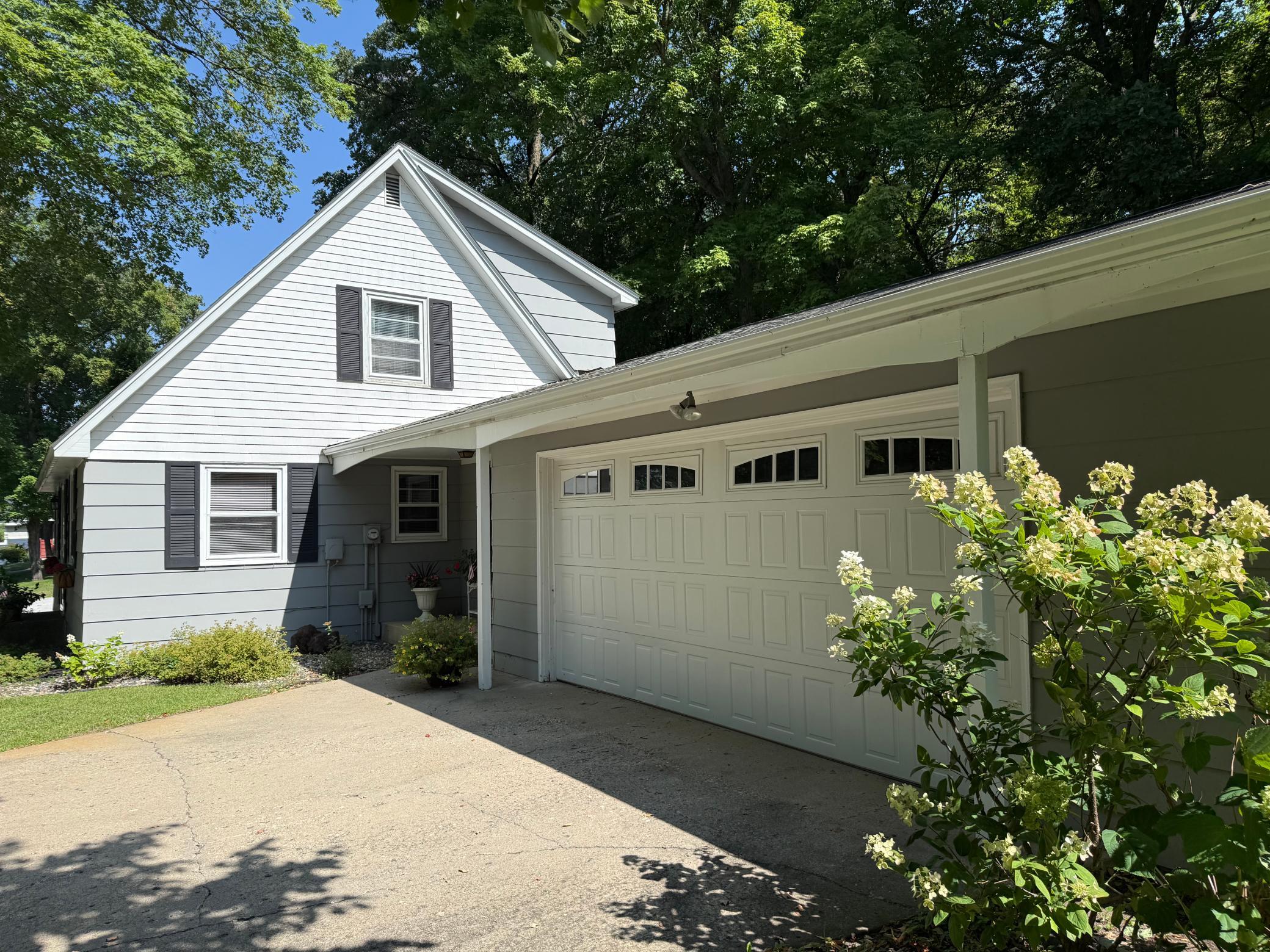 1960 single family home for sale at 1583 E Shore Drive in Detroit Lakes, MN — 4 bed, 2 bath (photo 3 of 41)