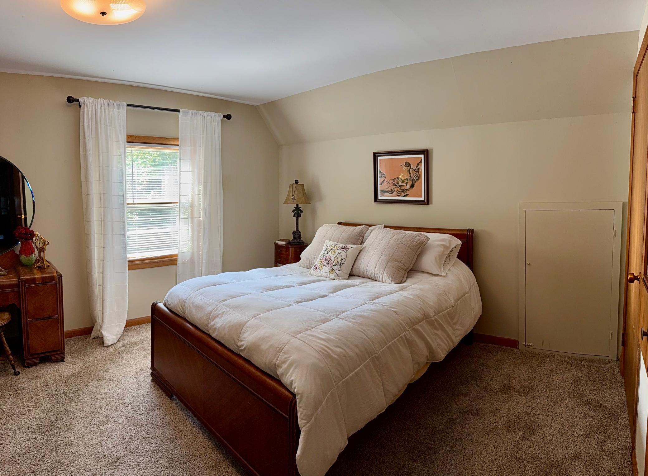 1960 single family home for sale at 1583 E Shore Drive in Detroit Lakes, MN — 4 bed, 2 bath (photo 21 of 41)