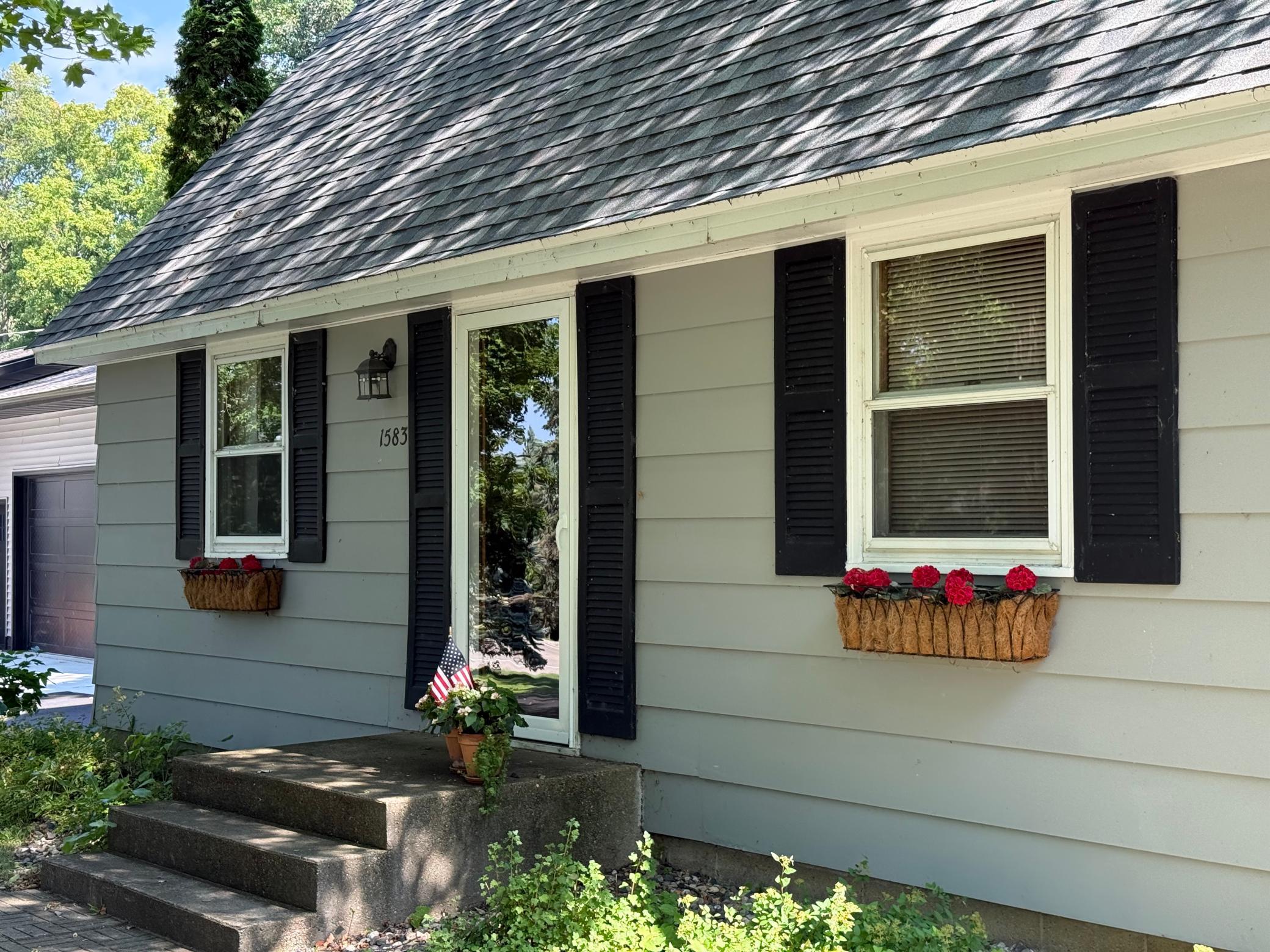 1960 single family home for sale at 1583 E Shore Drive in Detroit Lakes, MN — 4 bed, 2 bath (photo 4 of 41)