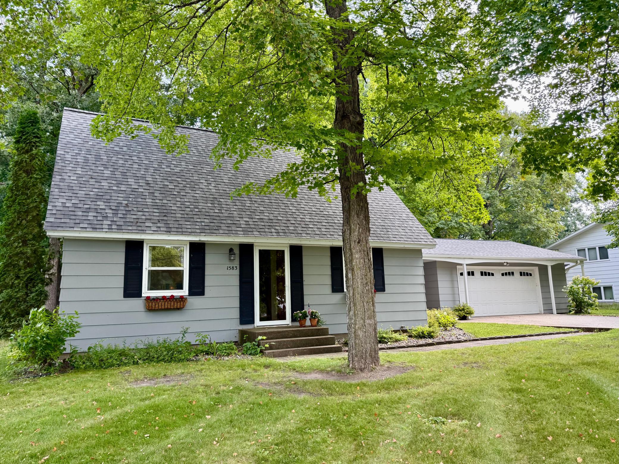 1960 single family home for sale at 1583 E Shore Drive in Detroit Lakes, MN — 4 bed, 2 bath (photo 5 of 41)