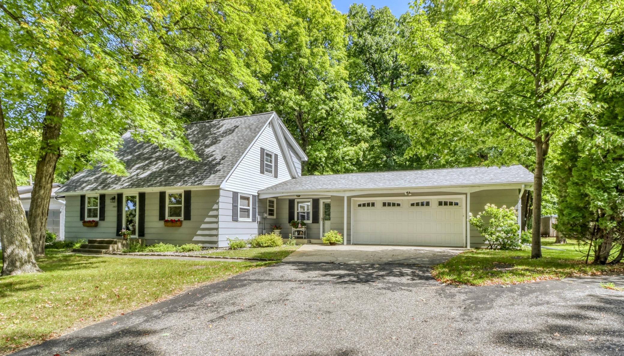 1960 single family home for sale at 1583 E Shore Drive in Detroit Lakes, MN — 4 bed, 2 bath