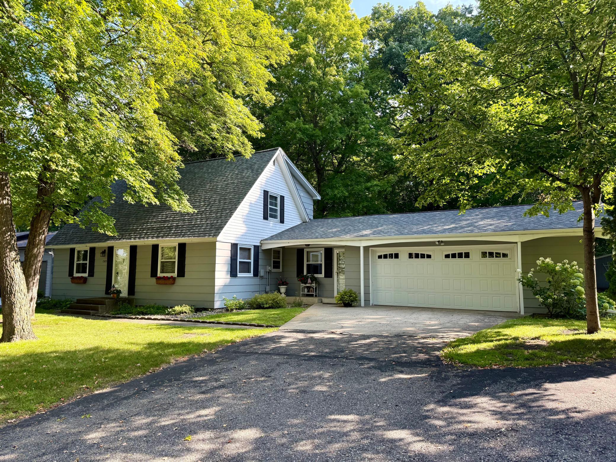 1960 single family home for sale at 1583 E Shore Drive in Detroit Lakes, MN — 4 bed, 2 bath (photo 2 of 68)