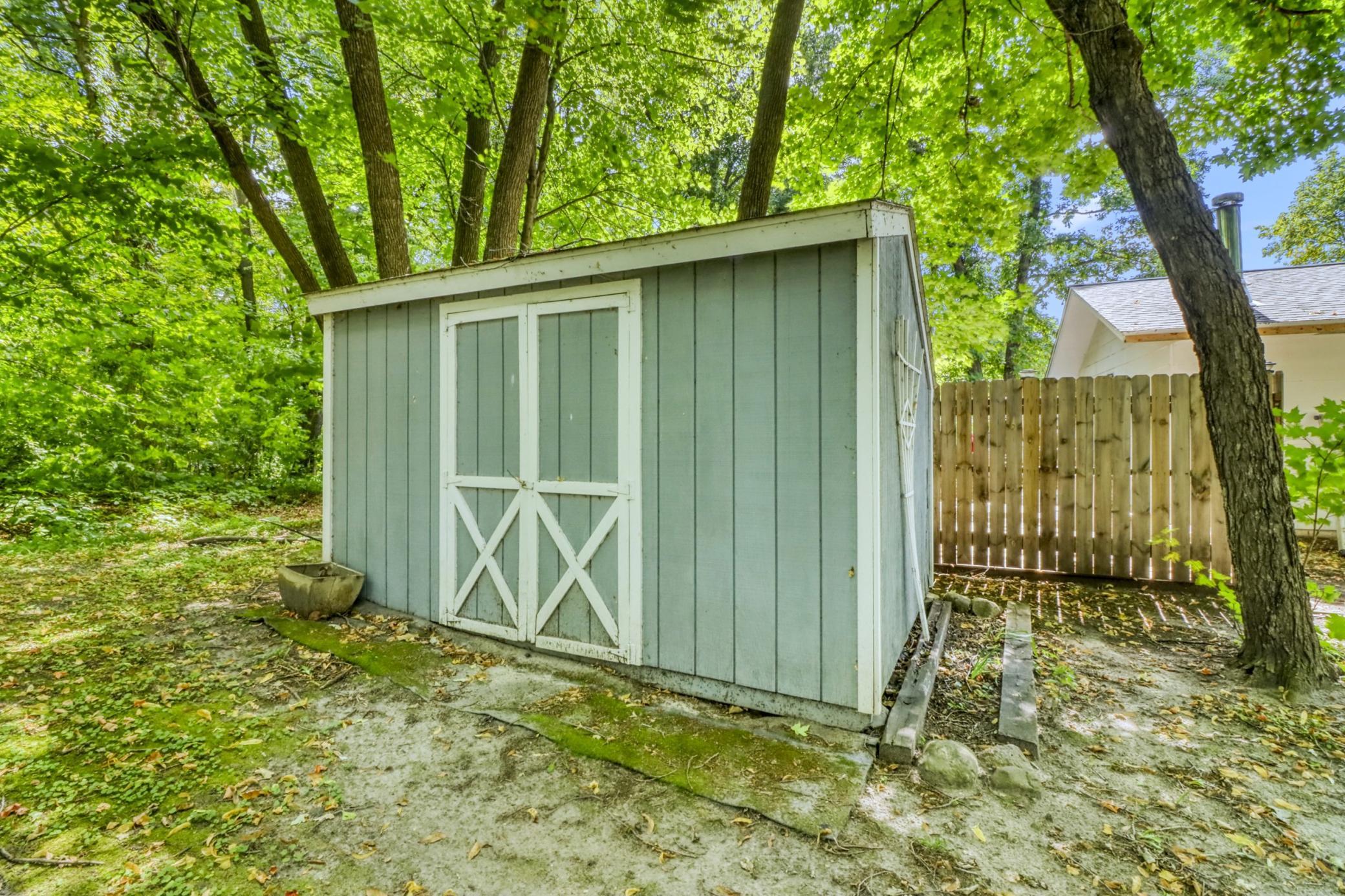 1960 single family home for sale at 1583 E Shore Drive in Detroit Lakes, MN — 4 bed, 2 bath (photo 13 of 68)