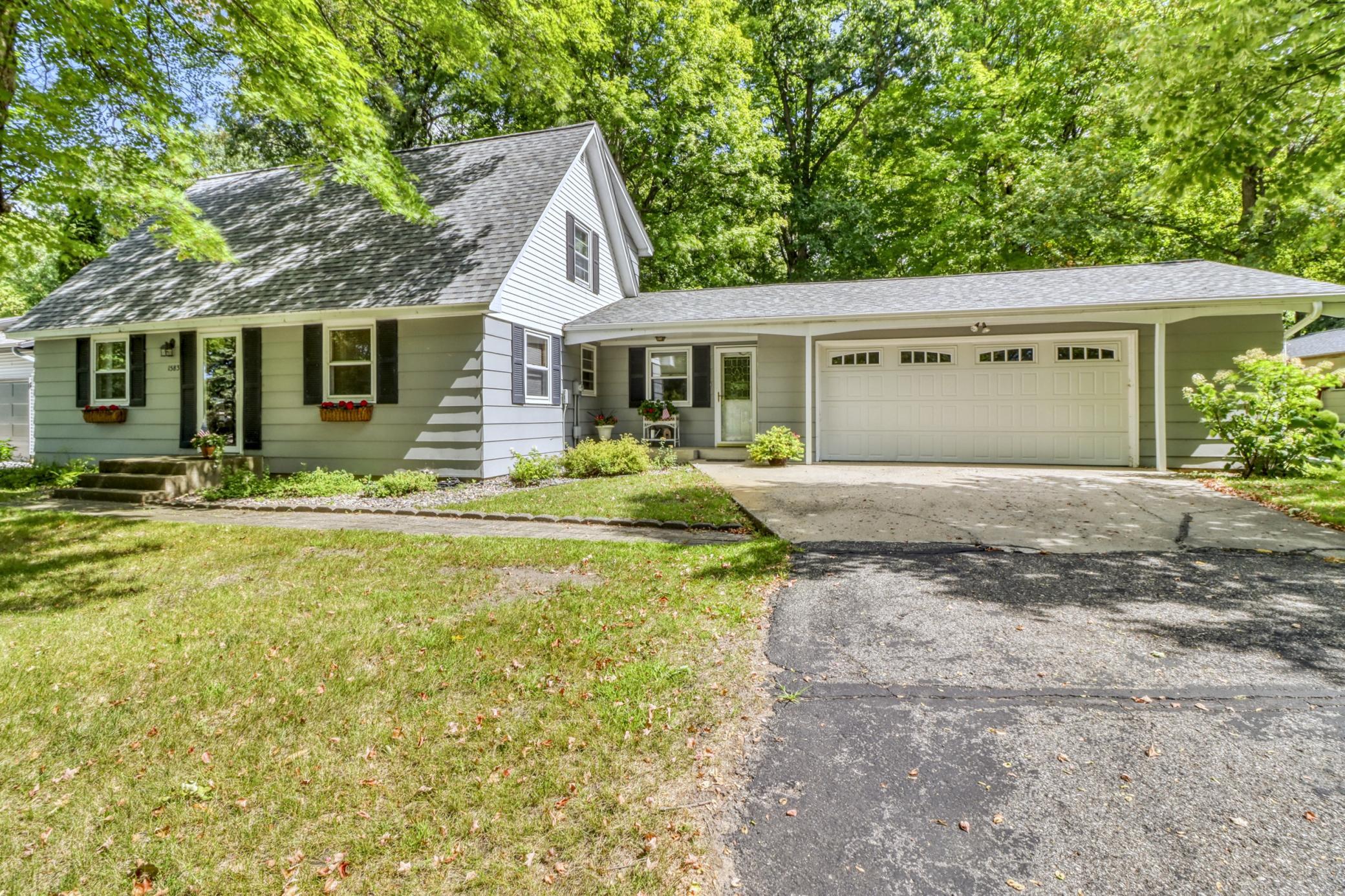 1960 single family home for sale at 1583 E Shore Drive in Detroit Lakes, MN — 4 bed, 2 bath (photo 3 of 68)