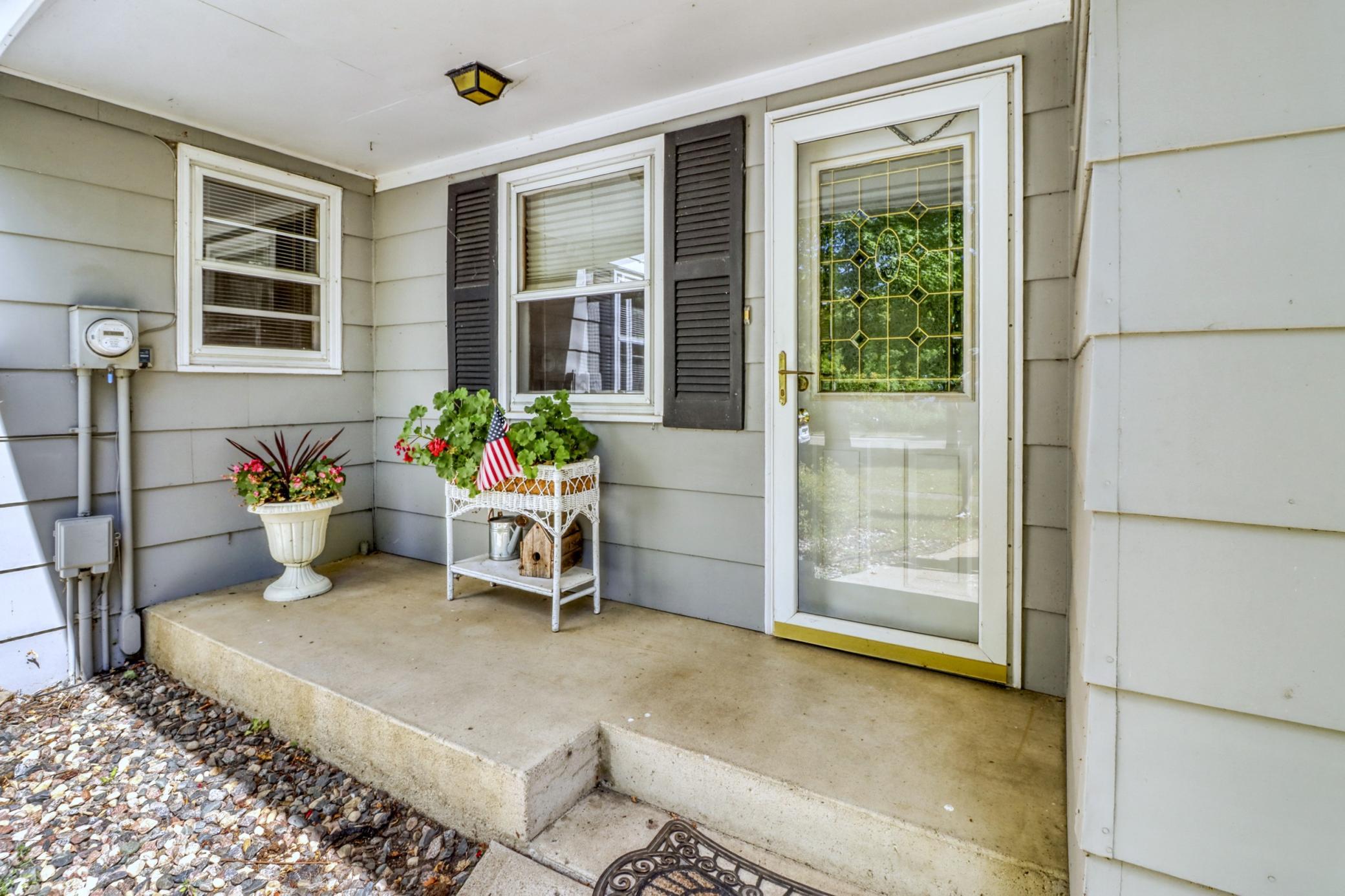 1960 single family home for sale at 1583 E Shore Drive in Detroit Lakes, MN — 4 bed, 2 bath (photo 7 of 68)