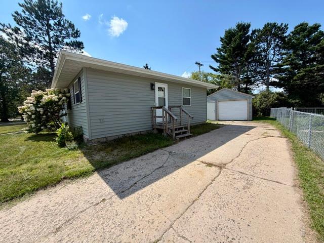 1969 single family home for sale at 915 NE 7th Avenue in Grand Rapids, MN — 4 bed, 2 bath (photo 2 of 32)