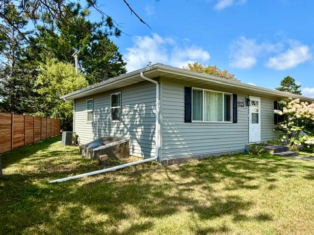 1969 single family home for sale at 915 NE 7th Avenue in Grand Rapids, MN — 4 bed, 2 bath (photo 5 of 32)