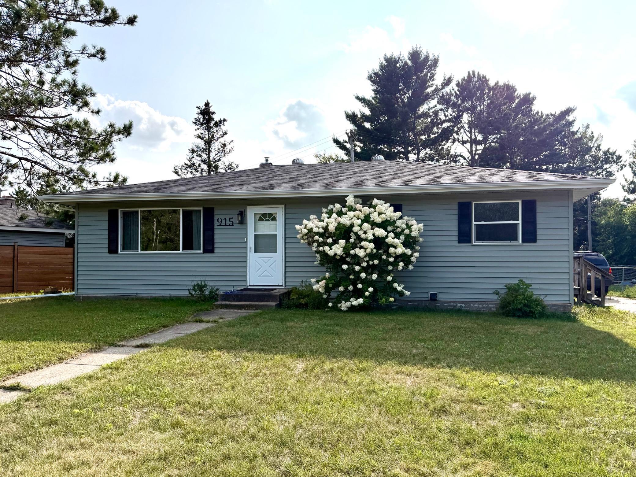 1969 single family home for sale at 915 NE 7th Avenue in Grand Rapids, MN — 4 bed, 2 bath