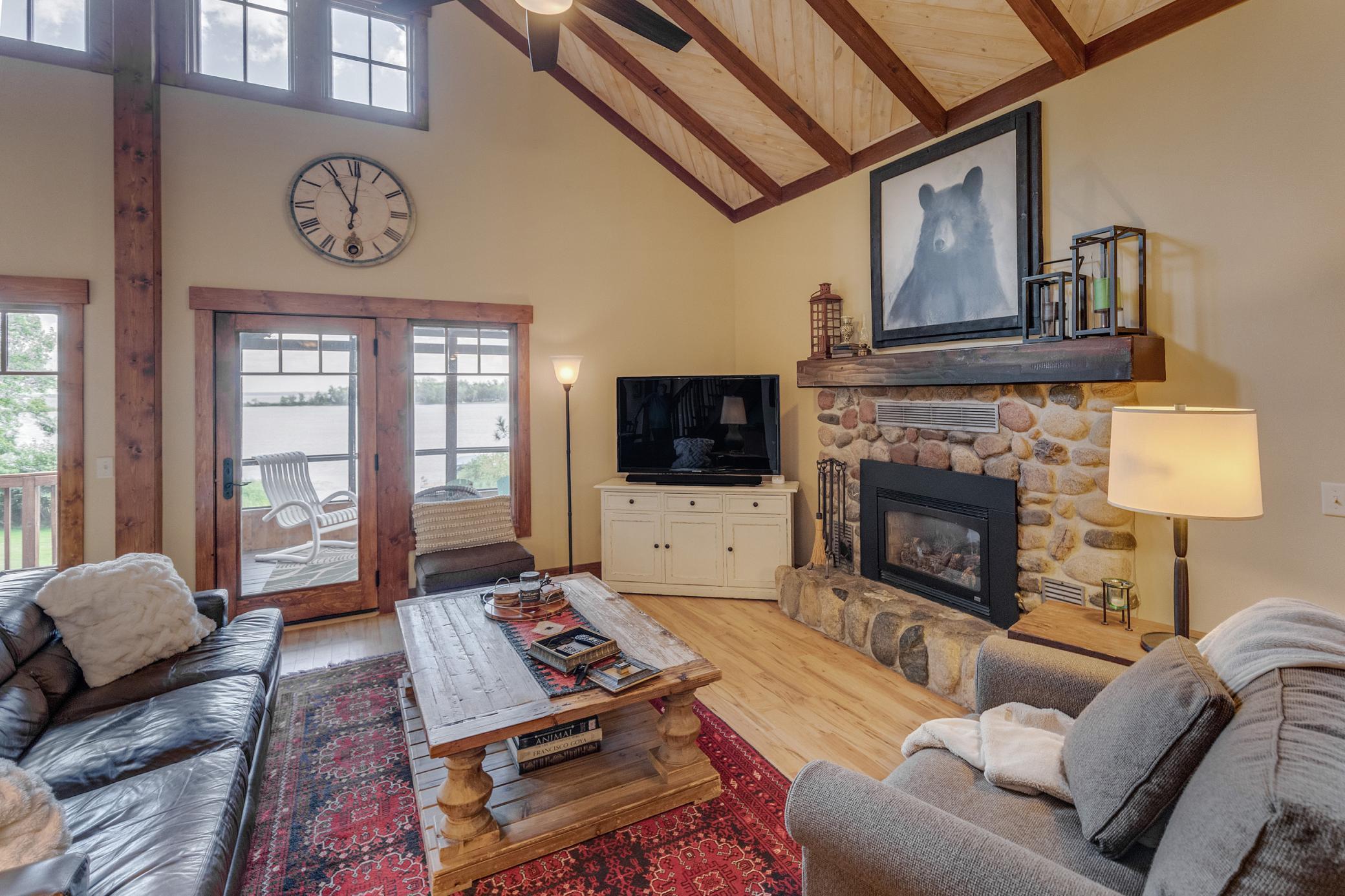 1985 single family home for sale at 29790 Lakeshore Drive in Pequot Lakes, MN — 4 bed, 3 bath (photo 13 of 47)