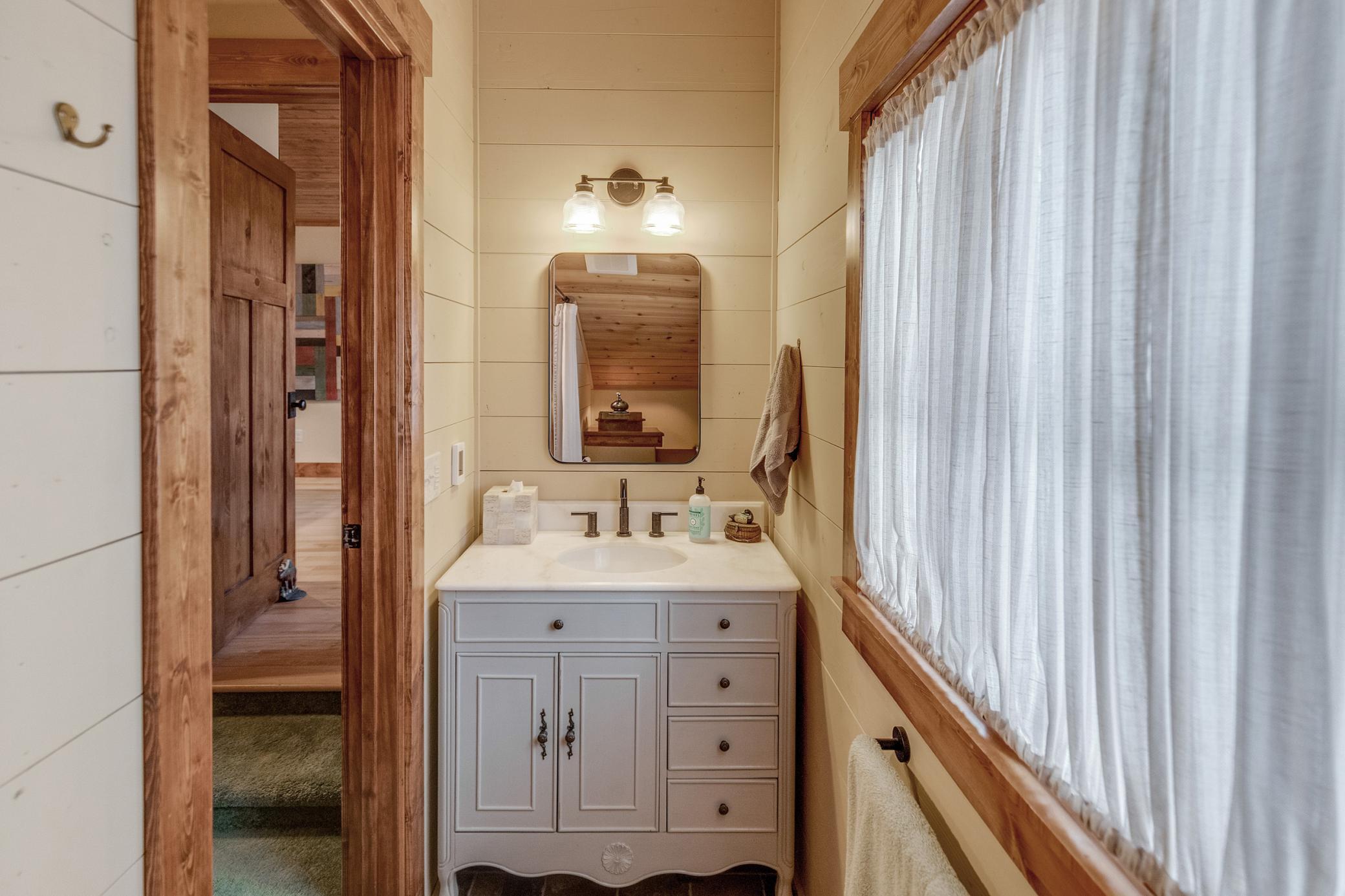 1985 single family home for sale at 29790 Lakeshore Drive in Pequot Lakes, MN — 4 bed, 3 bath (photo 26 of 47)