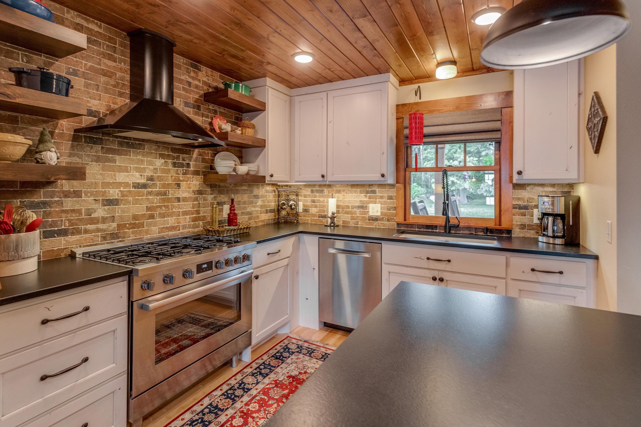 1985 single family home for sale at 29790 Lakeshore Drive in Pequot Lakes, MN — 4 bed, 3 bath (photo 9 of 47)