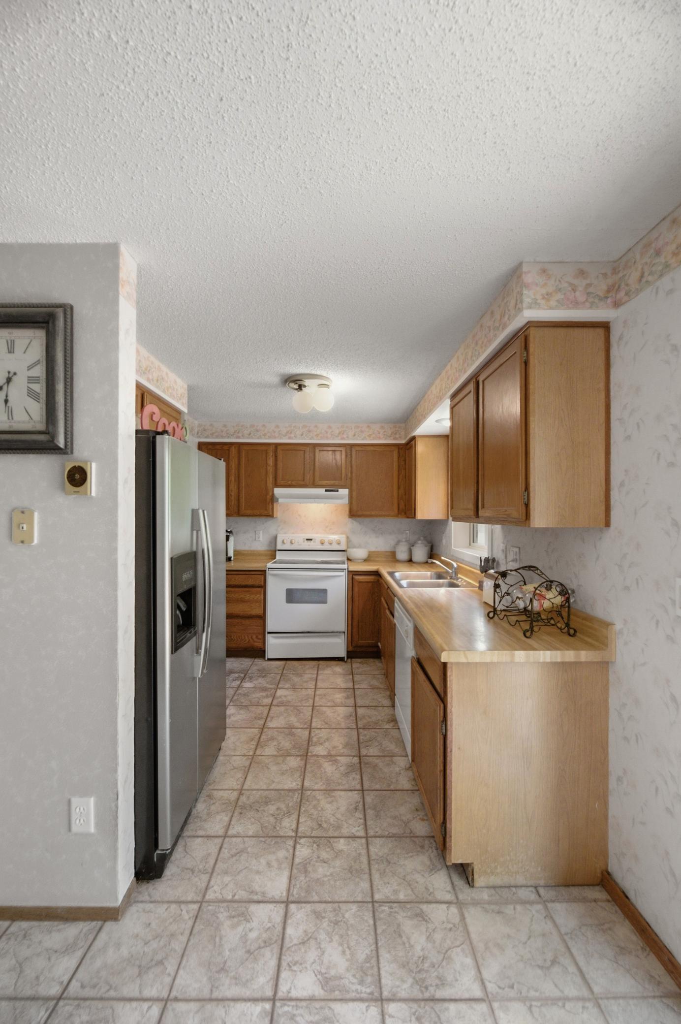 1984 single family home for sale at 3050 21st Street S in Fargo, ND — 4 bed, 2 bath (photo 12 of 34)