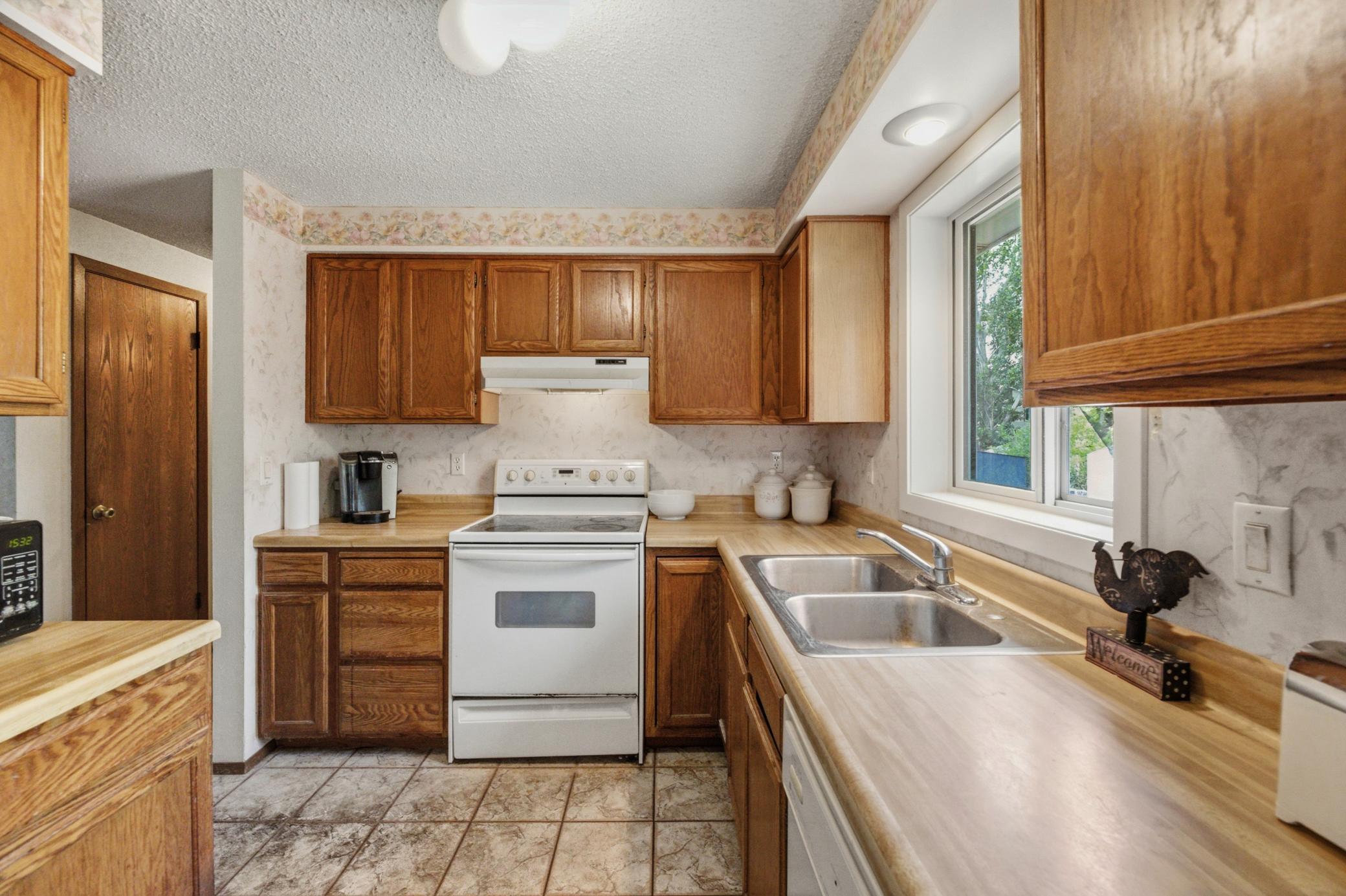 1984 single family home for sale at 3050 21st Street S in Fargo, ND — 4 bed, 2 bath (photo 15 of 34)