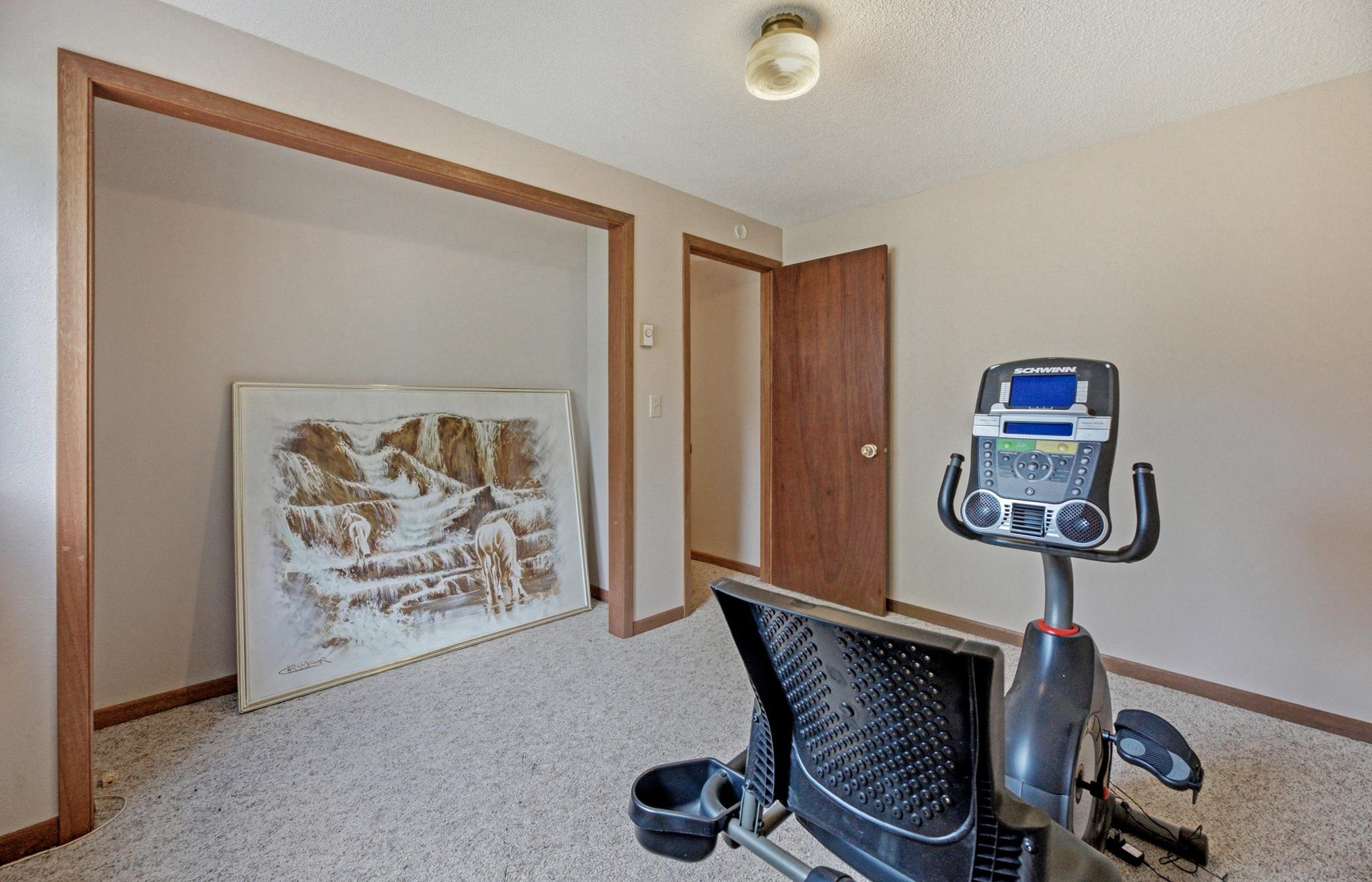 1984 single family home for sale at 3050 21st Street S in Fargo, ND — 4 bed, 2 bath (photo 26 of 34)