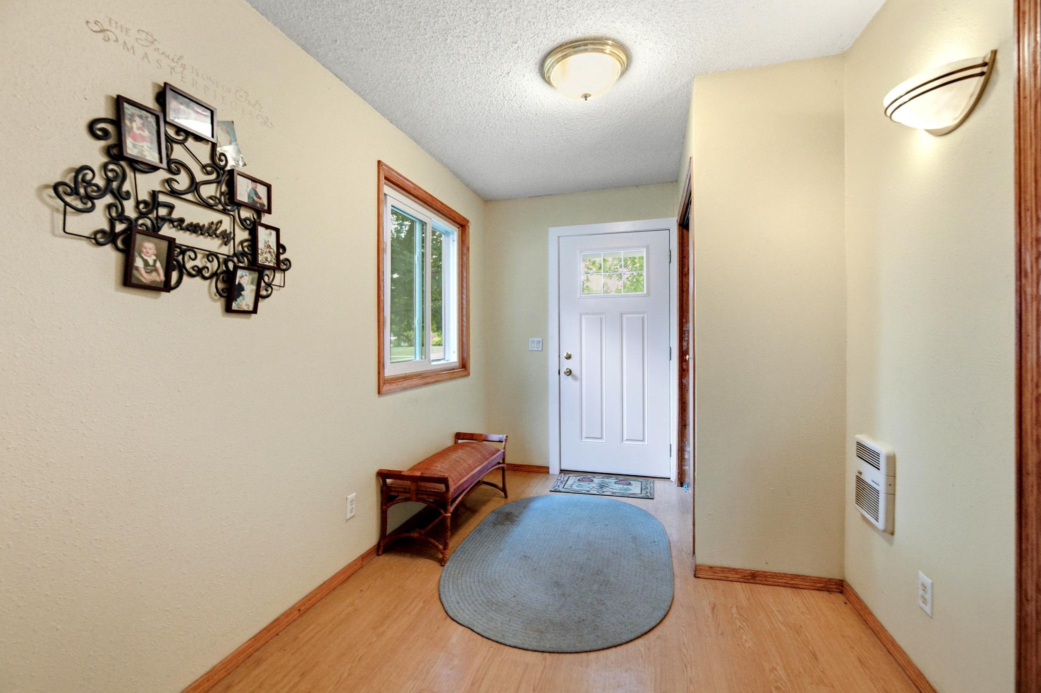 1984 single family home for sale at 3050 21st Street S in Fargo, ND — 4 bed, 2 bath (photo 5 of 34)