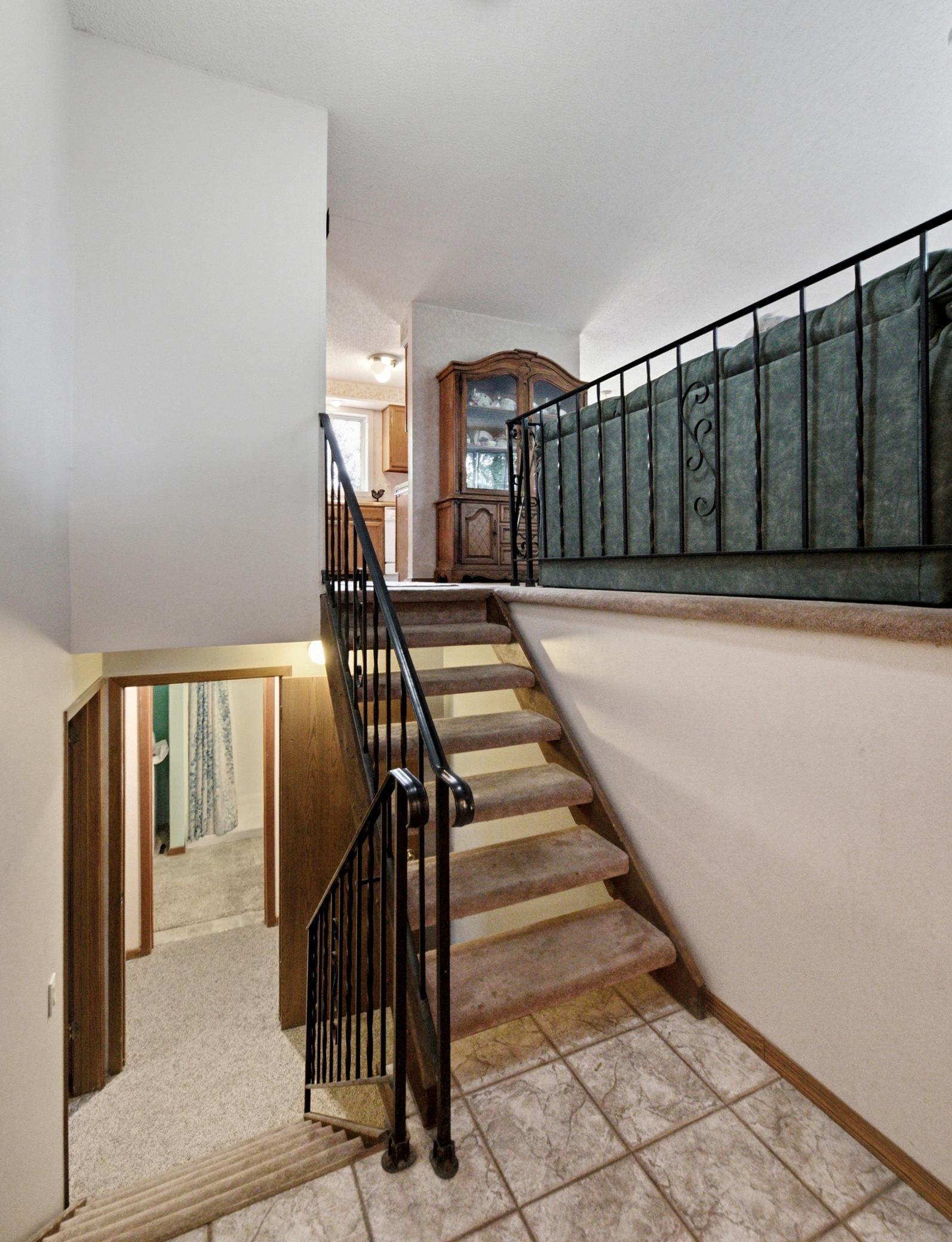 1984 single family home for sale at 3050 21st Street S in Fargo, ND — 4 bed, 2 bath (photo 6 of 34)