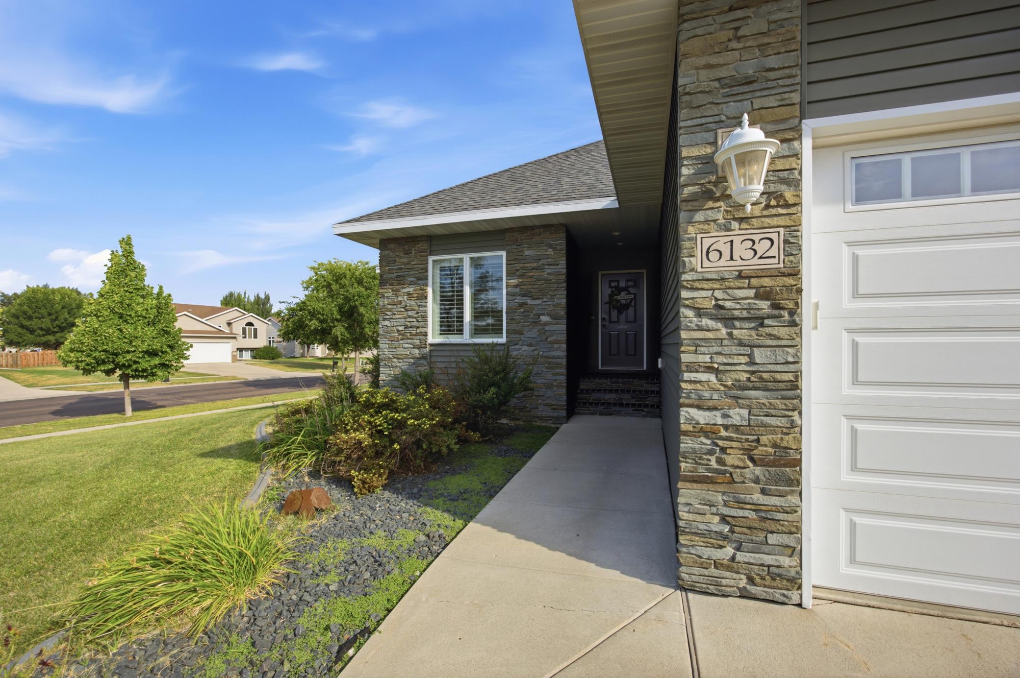 2013 single family home for sale at 6132 14th Street S in Fargo, ND — 6 bed, 3 bath (photo 3 of 66)