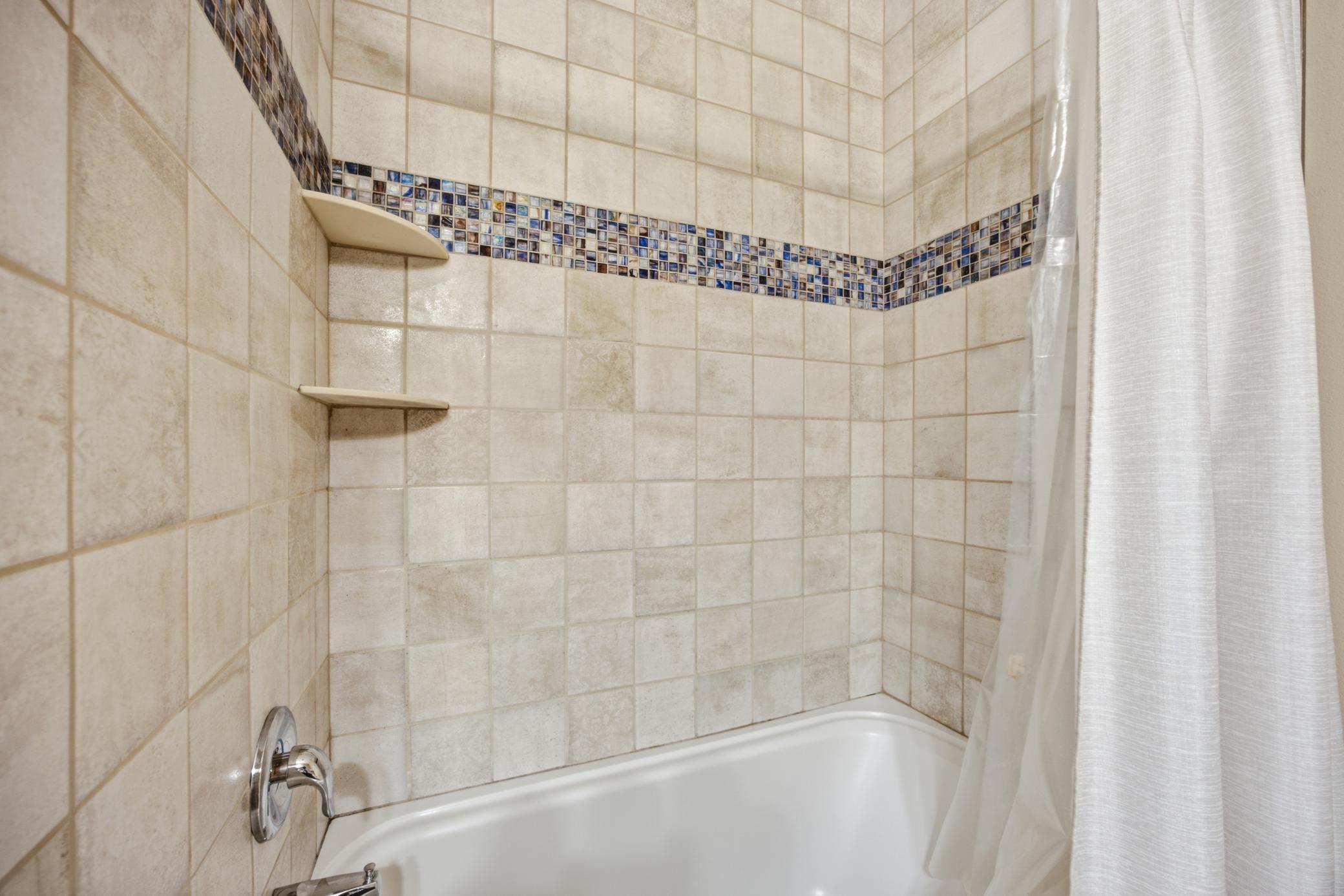 2013 single family home for sale at 6132 14th Street S in Fargo, ND — 6 bed, 3 bath (photo 9 of 35)
