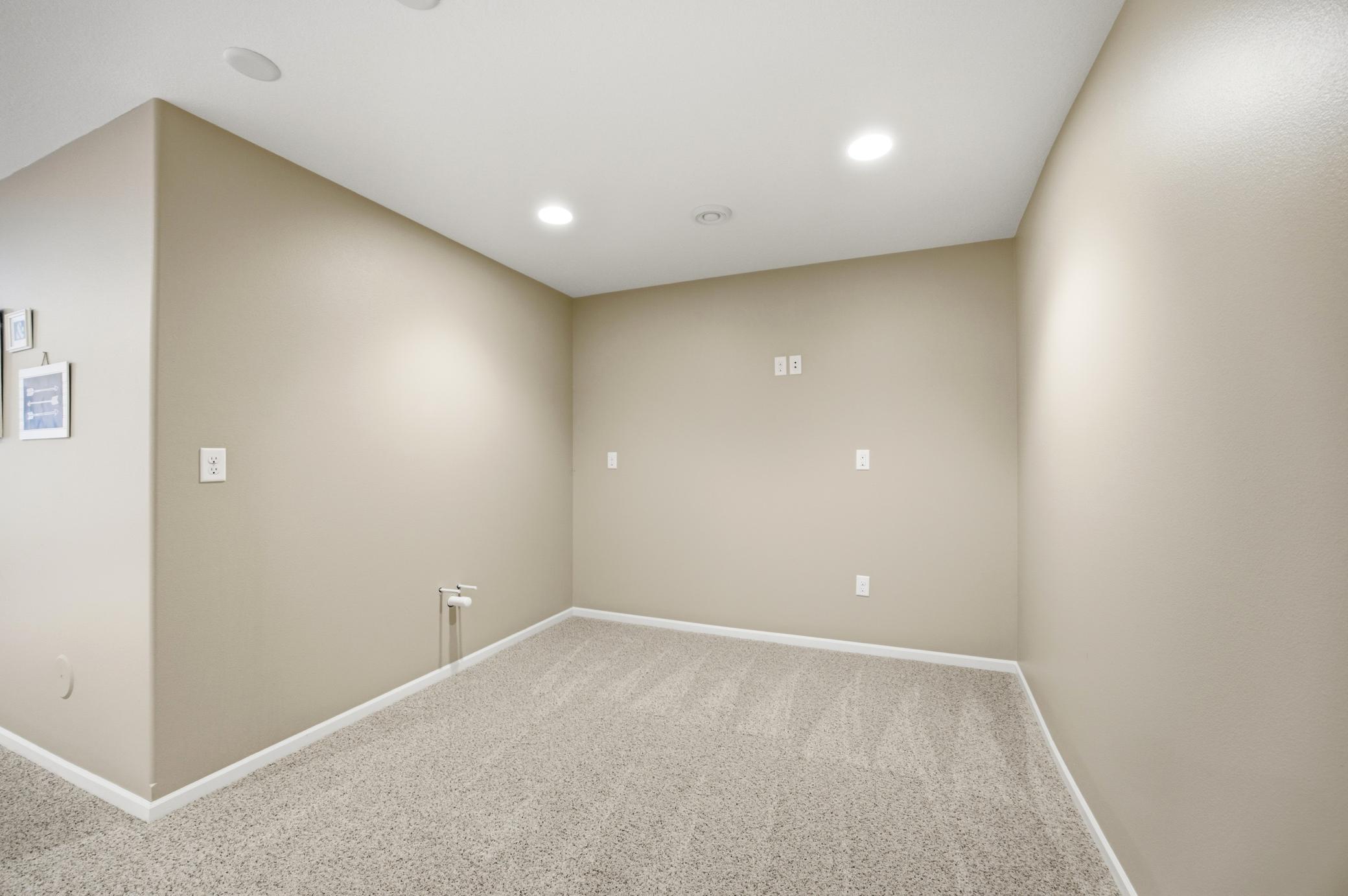 2013 single family home for sale at 6132 14th Street S in Fargo, ND — 6 bed, 3 bath (photo 12 of 35)