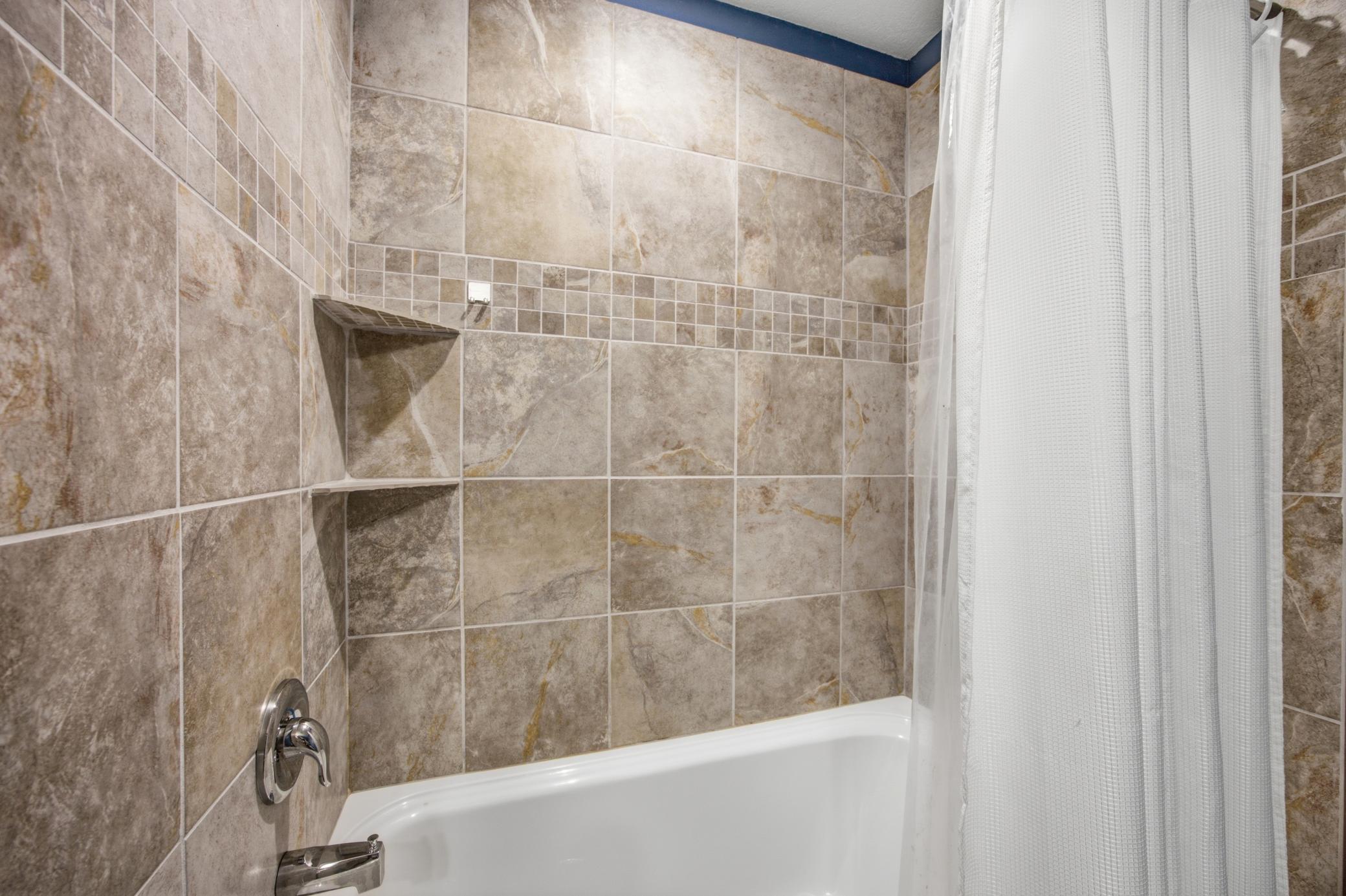 2013 single family home for sale at 6132 14th Street S in Fargo, ND — 6 bed, 3 bath (photo 19 of 35)