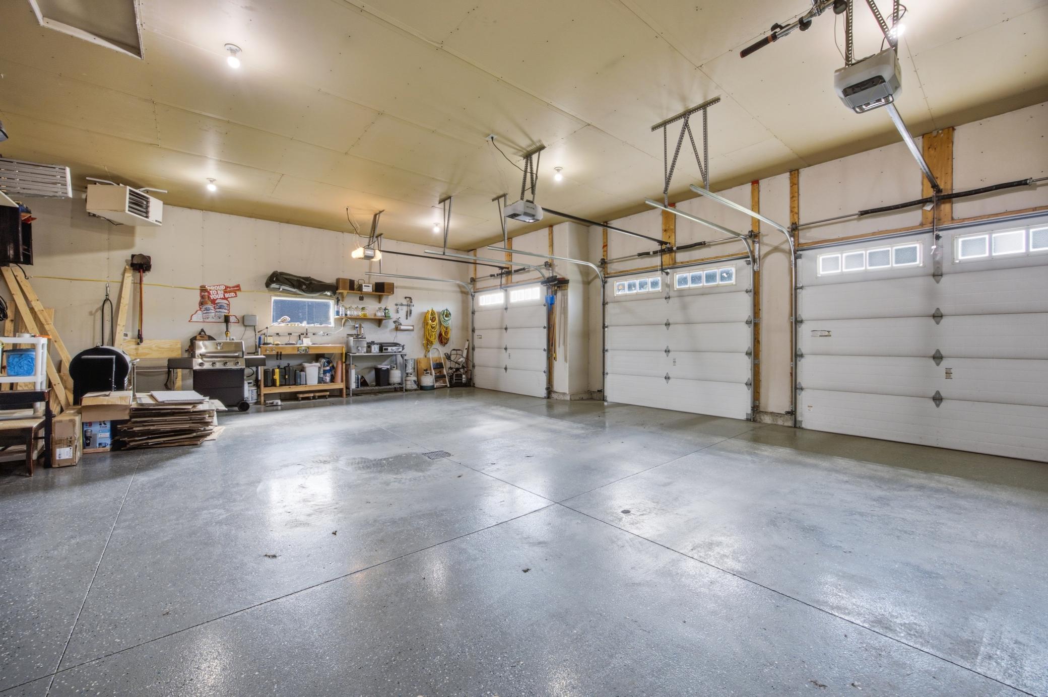 2013 single family home for sale at 6132 14th Street S in Fargo, ND — 6 bed, 3 bath (photo 25 of 35)