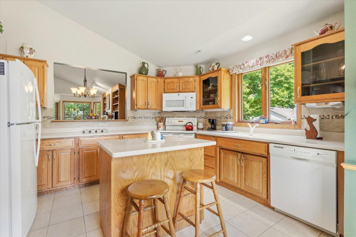 1993 twin home for sale at 2210 Brookwood Court in Fergus Falls, MN — 2 bed, 2 bath (photo 5 of 27)