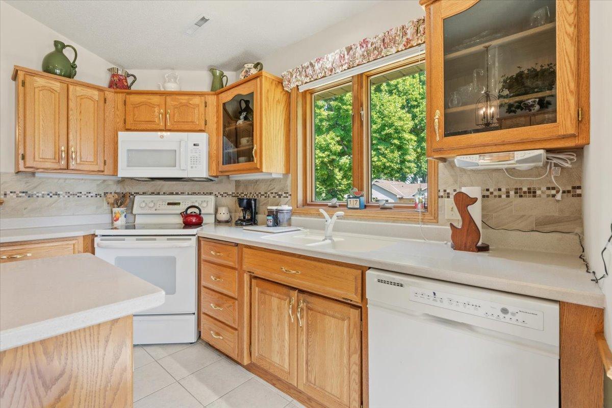 1993 twin home for sale at 2210 Brookwood Court in Fergus Falls, MN — 2 bed, 2 bath (photo 6 of 27)