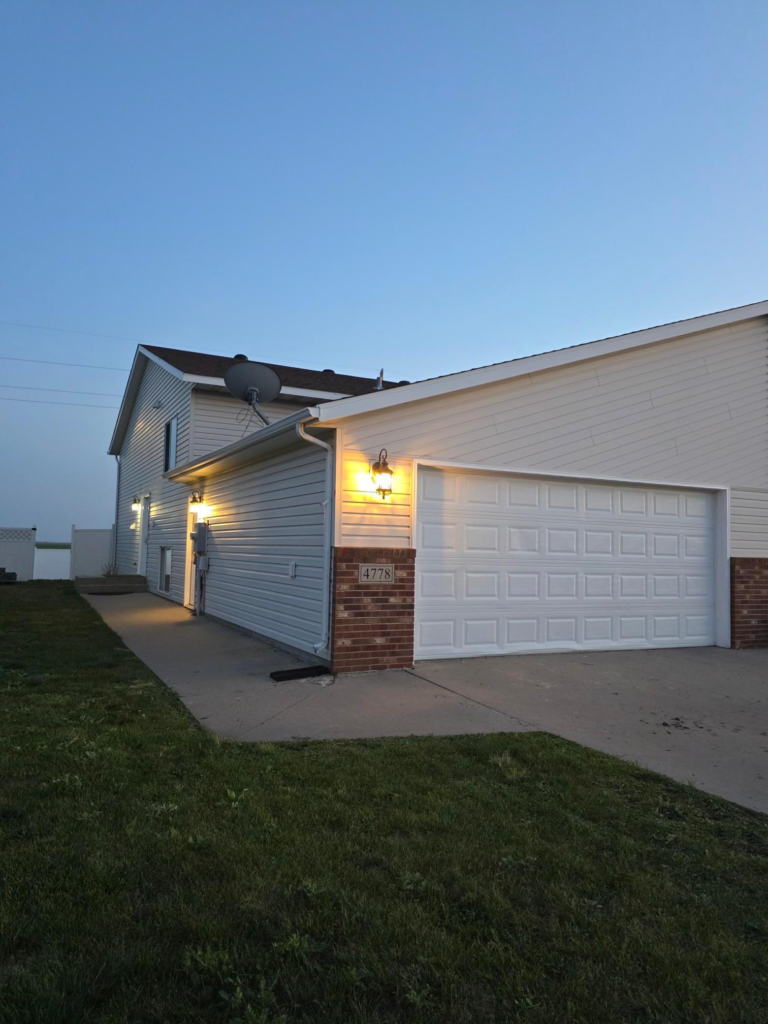 2007 home for sale at 4778 51st Avenue S in Fargo, ND — 3 bed, 2 bath (photo 2 of 21)