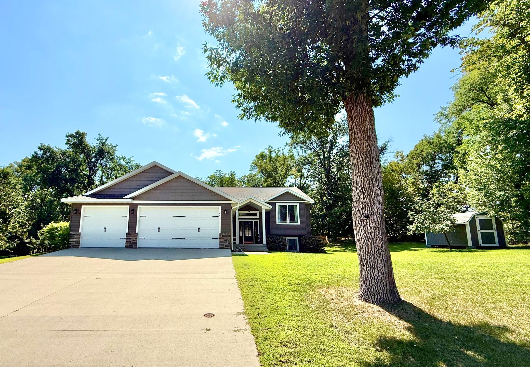 2013 single family home for sale at 863 Whitetail Lane in Detroit Lakes, MN — 4 bed, 3 bath (photo 2 of 31)