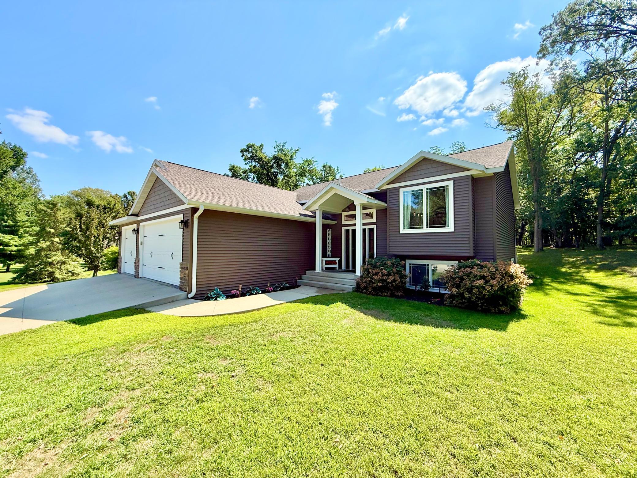 2013 single family home for sale at 863 Whitetail Lane in Detroit Lakes, MN — 4 bed, 3 bath (photo 5 of 31)