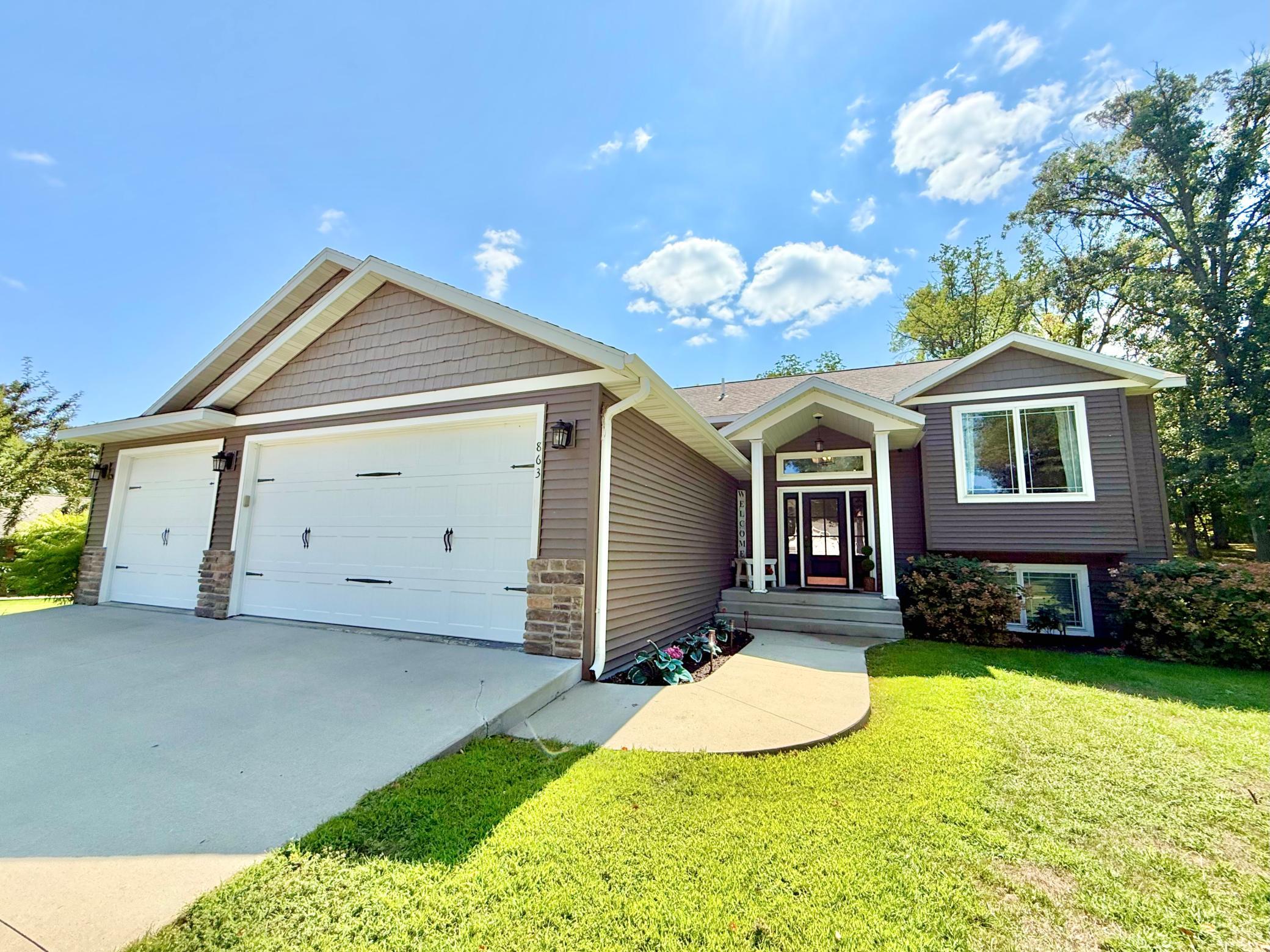 2013 single family home for sale at 863 Whitetail Lane in Detroit Lakes, MN — 4 bed, 3 bath (photo 6 of 31)