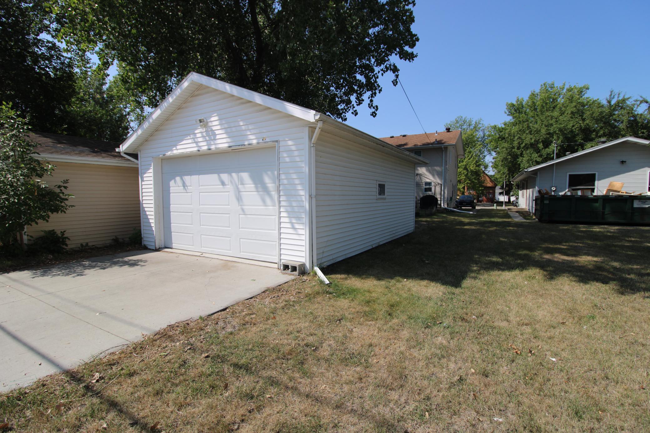 1971 twin home for sale at 731 27th Street N in Fargo, ND — 2 bed, 1 bath (photo 25 of 27)