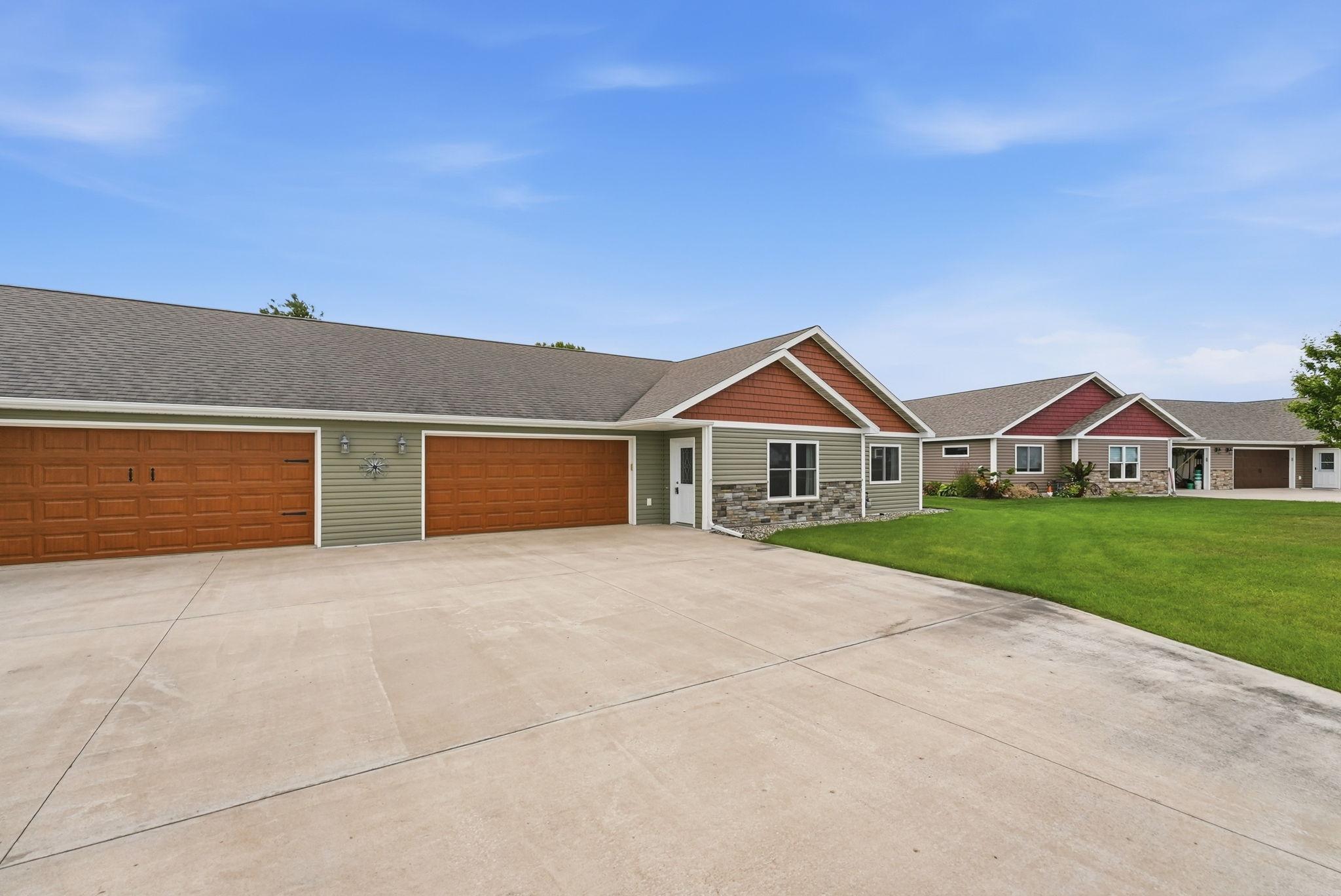 2017 townhouse for sale at 357 Old Glory Drive NE in Alexandria, MN — 2 bed, 3 bath (photo 4 of 33)