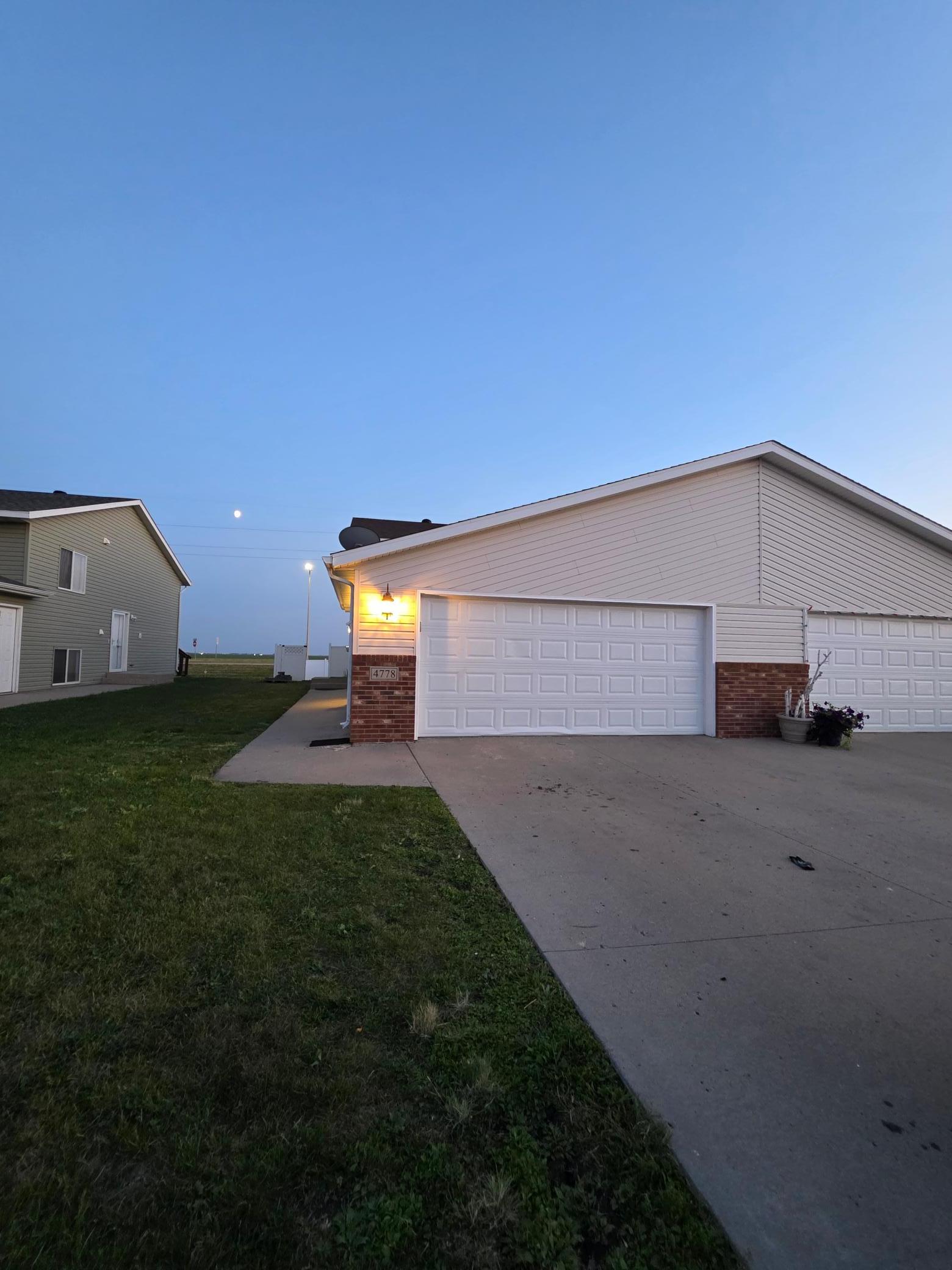 2007 twin home for sale at 4778 51st Avenue S in Fargo, ND — 3 bed, 2 bath (photo 2 of 19)