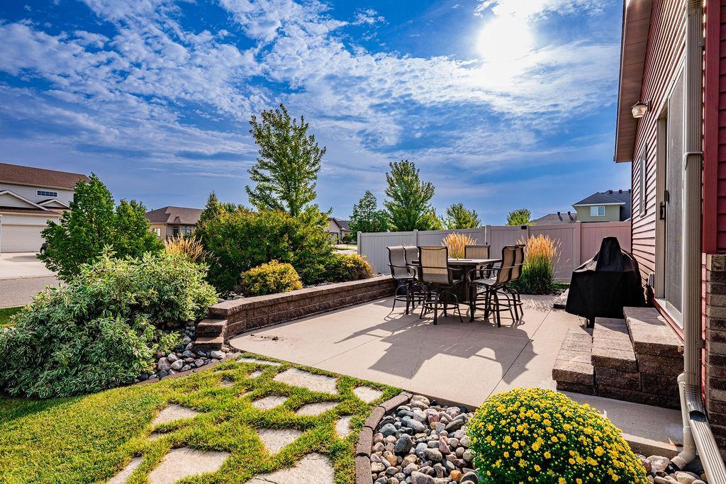 2009 single family home for sale at 1809 Pentland Street in West Fargo, ND — 4 bed, 5 bath (photo 2 of 47)