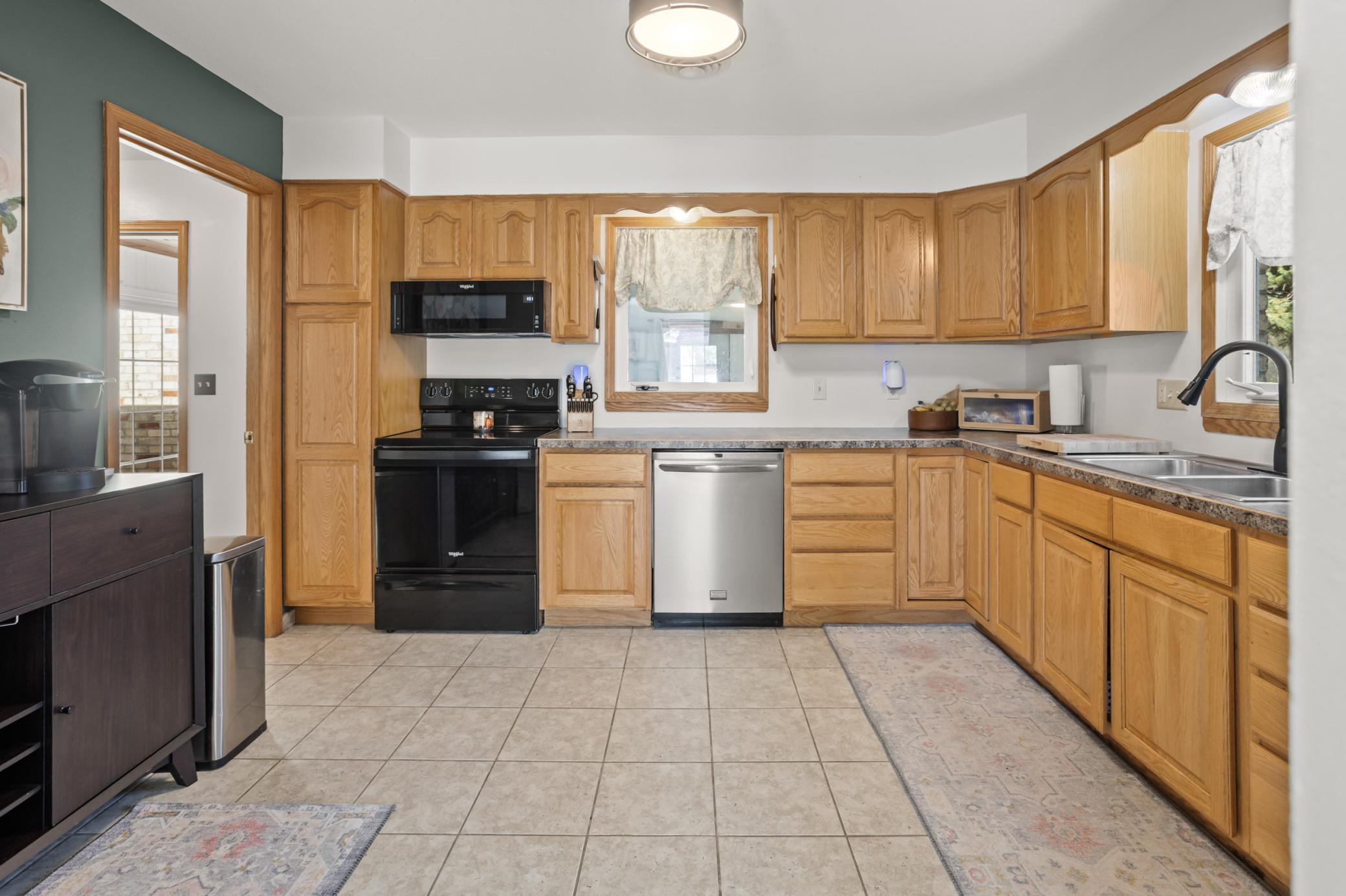 1950 single family home for sale at 332 Willow Street E in Detroit Lakes, MN — 2 bed, 1 bath (photo 9 of 37)