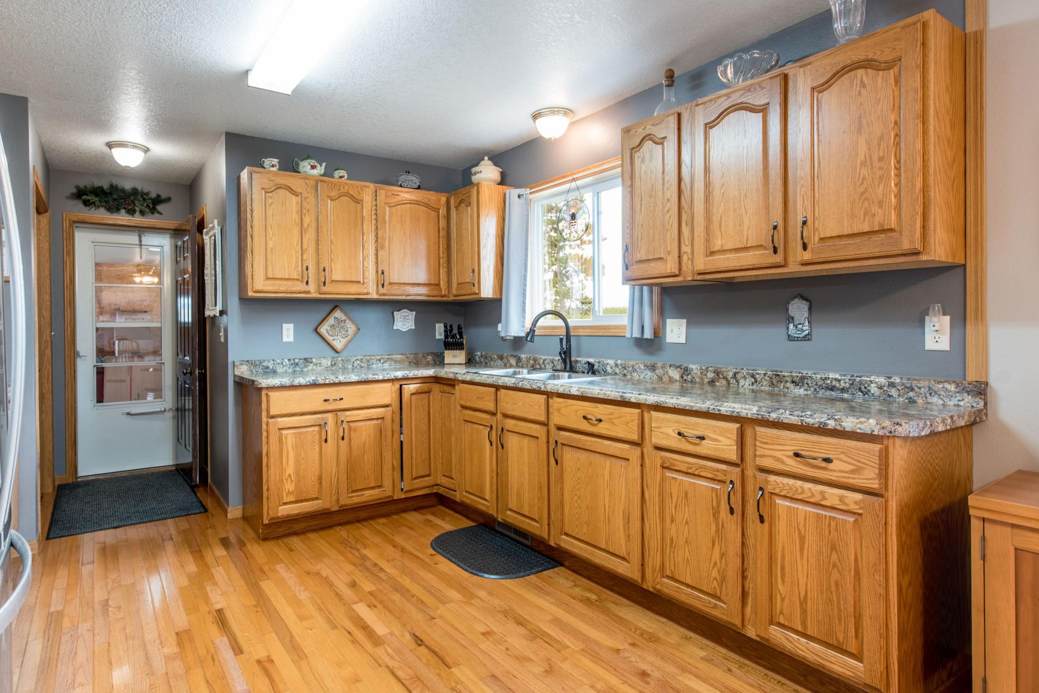 2003 single family home for sale at 614 W Colfax Street in Parkers Prairie, MN — 4 bed, 2 bath (photo 5 of 34)