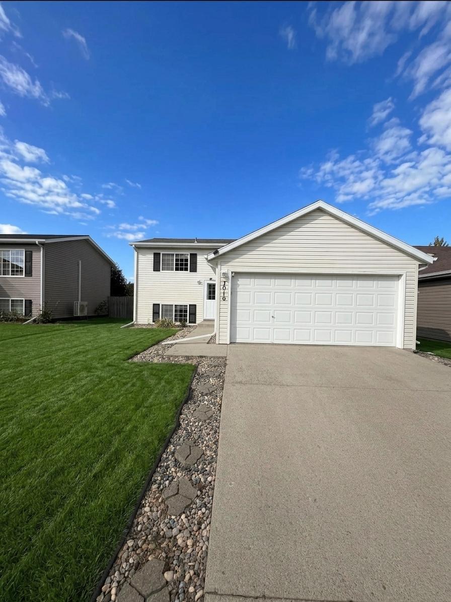 2008 single family home for sale at 3016 32nd Avenue S in Moorhead, MN — 3 bed, 2 bath (photo 2 of 28)