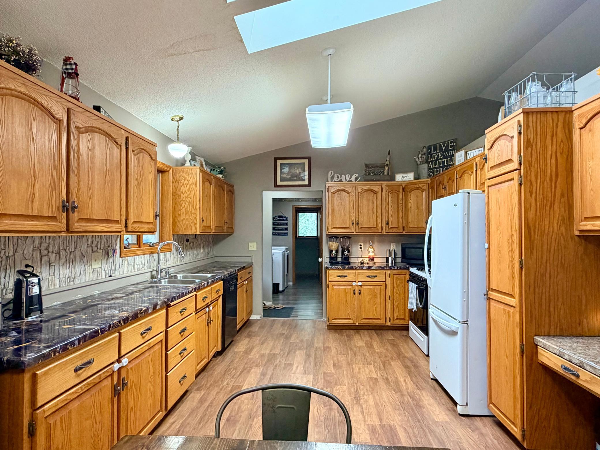 1995 single family home for sale at 506 Jackson Street E in Parkers Prairie, MN — 3 bed, 2 bath (photo 4 of 46)