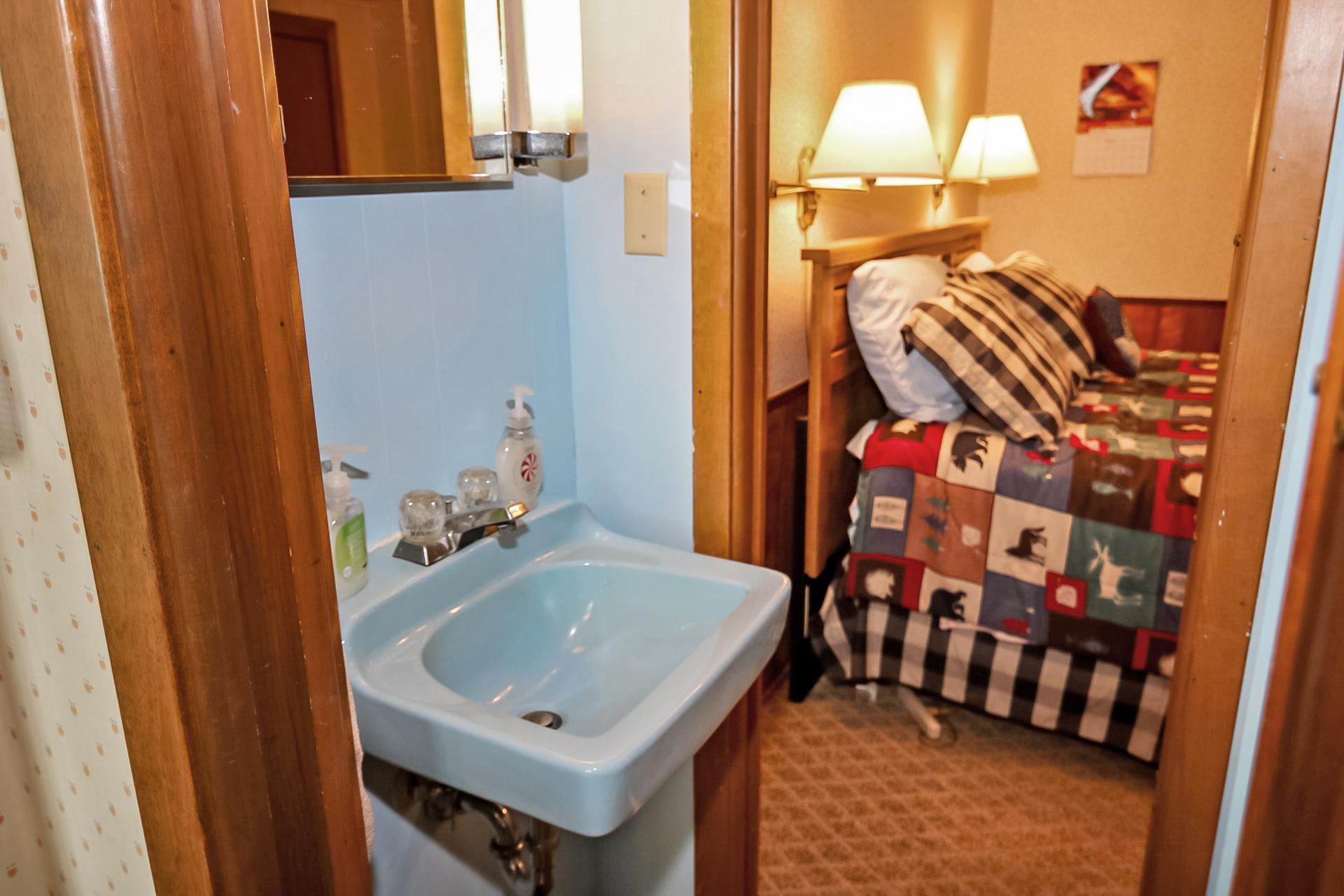 1969 single family home for sale at 5553 Wilderness Road in Pequot Lakes, MN — 2 bed, 2 bath (photo 19 of 36)