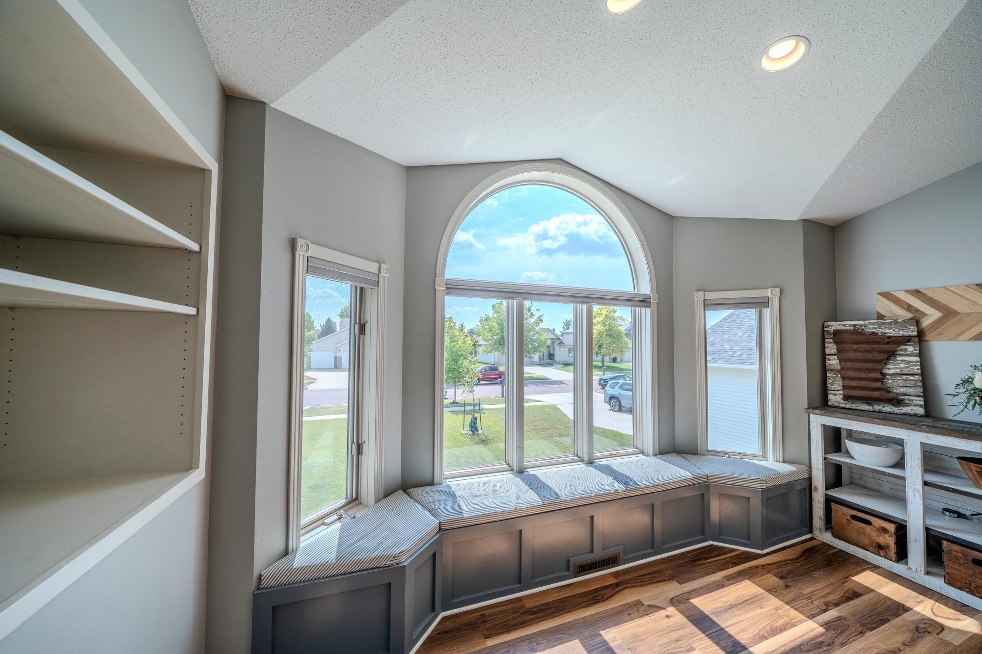 1998 single family home for sale at 2501 PARKVIEW Drive S in Fargo, ND — 4 bed, 3 bath (photo 2 of 32)