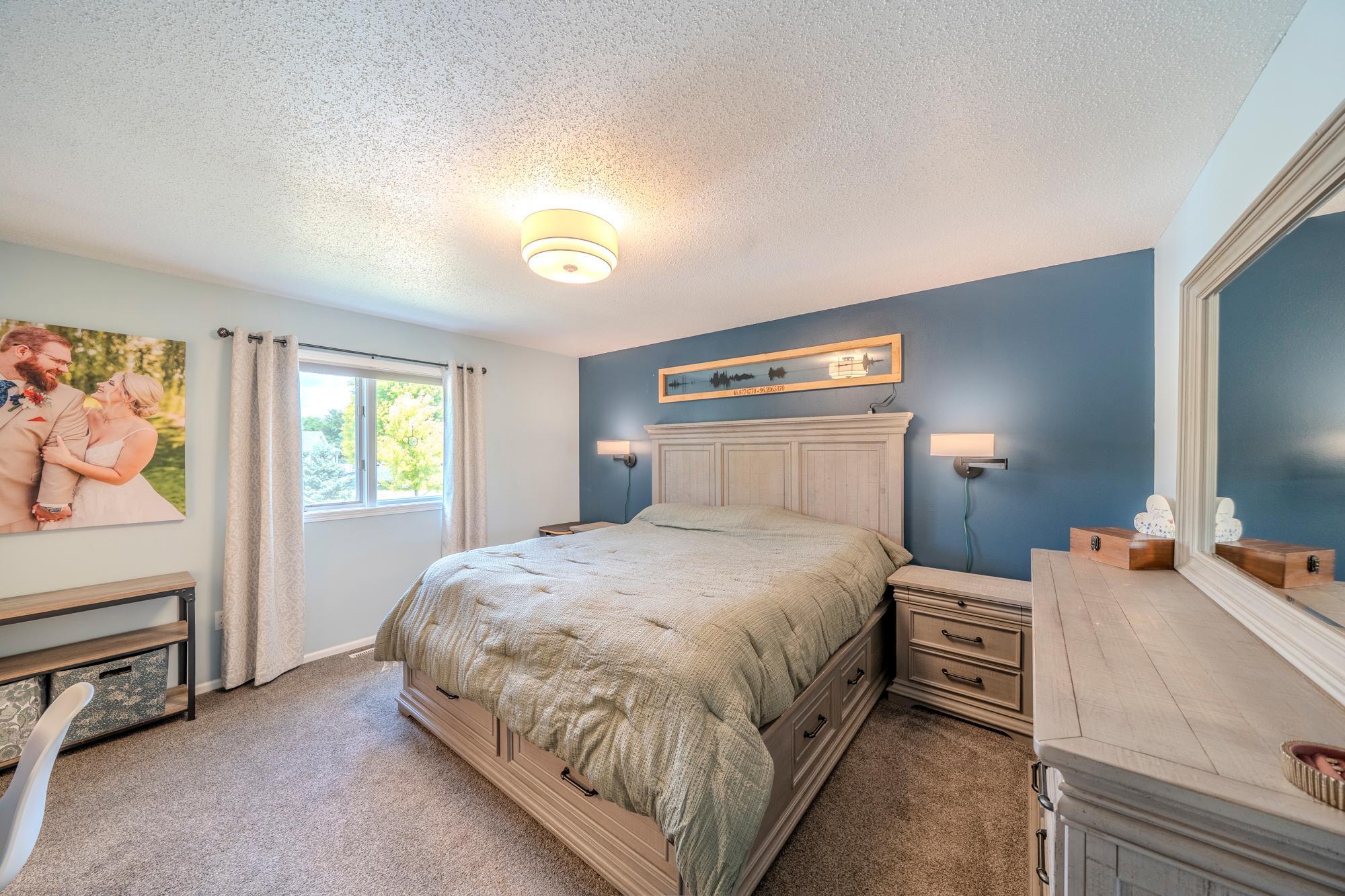 1998 single family home for sale at 2501 PARKVIEW Drive S in Fargo, ND — 4 bed, 3 bath (photo 12 of 32)