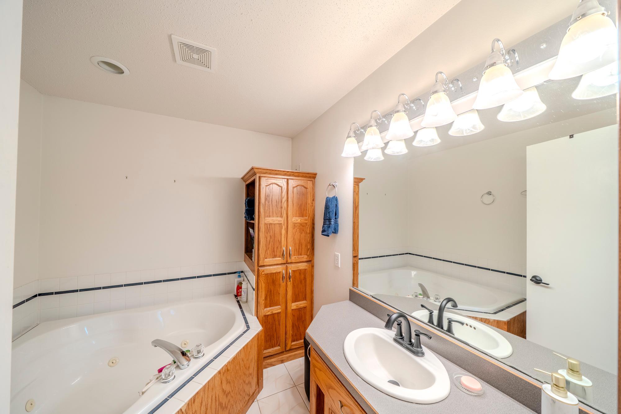 1998 single family home for sale at 2501 PARKVIEW Drive S in Fargo, ND — 4 bed, 3 bath (photo 14 of 32)