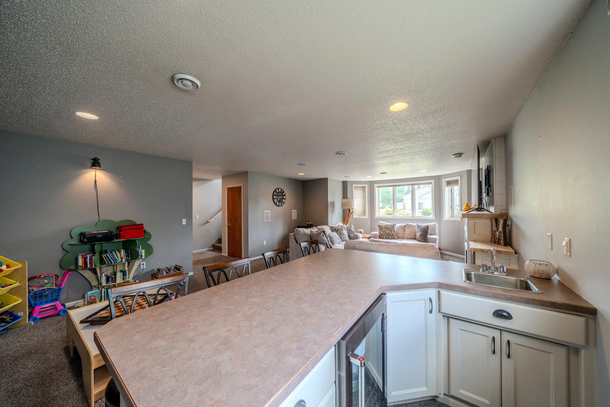 1998 single family home for sale at 2501 PARKVIEW Drive S in Fargo, ND — 4 bed, 3 bath (photo 24 of 32)