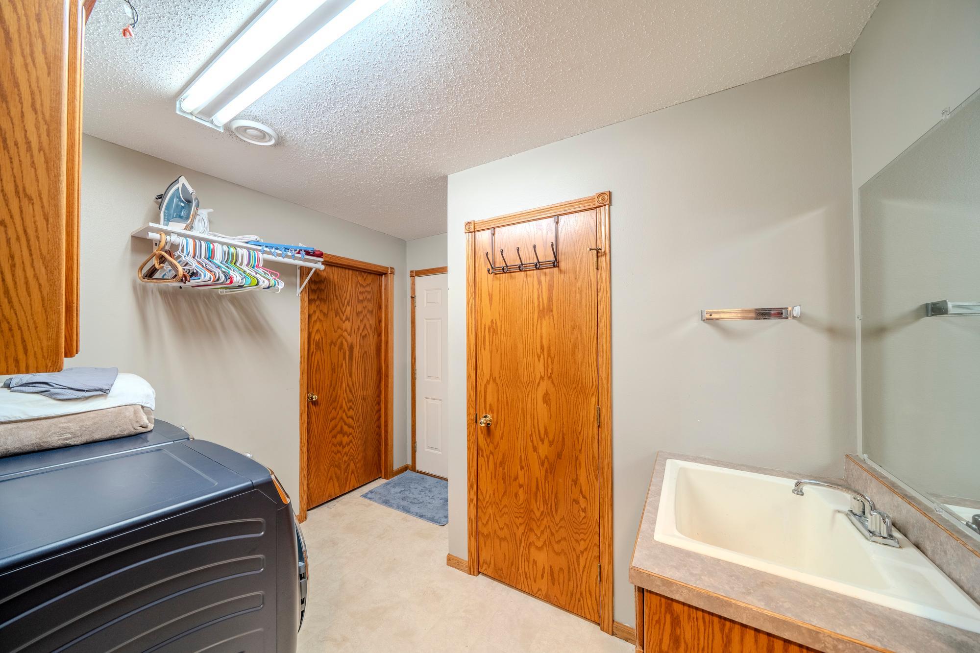 1998 single family home for sale at 2501 PARKVIEW Drive S in Fargo, ND — 4 bed, 3 bath (photo 25 of 32)