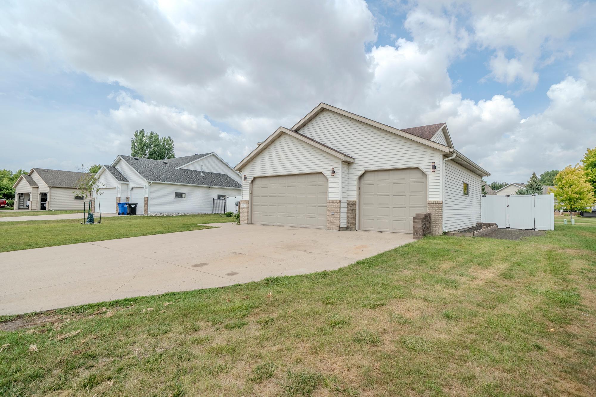 1998 single family home for sale at 2501 PARKVIEW Drive S in Fargo, ND — 4 bed, 3 bath (photo 27 of 32)