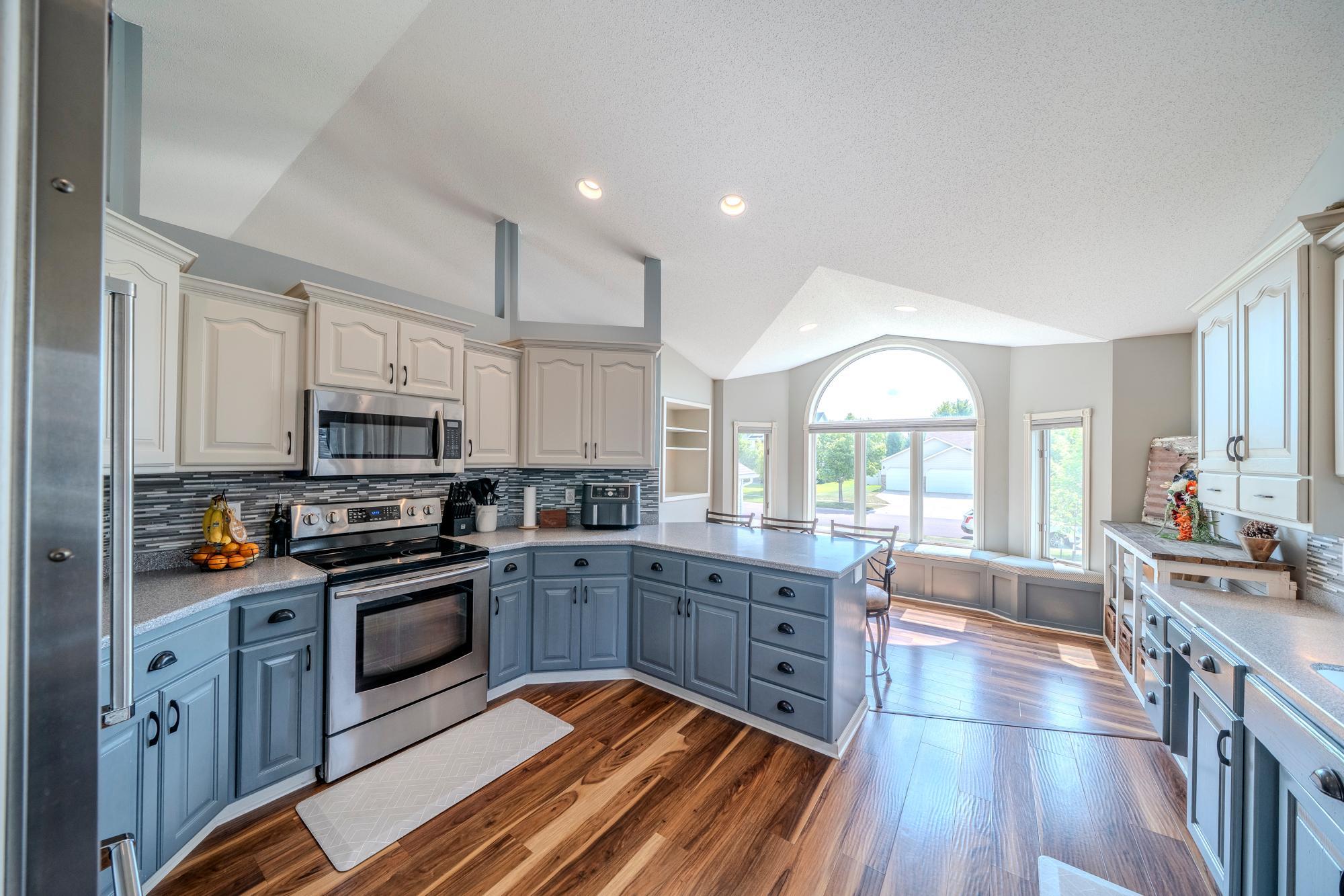1998 single family home for sale at 2501 PARKVIEW Drive S in Fargo, ND — 4 bed, 3 bath (photo 4 of 32)